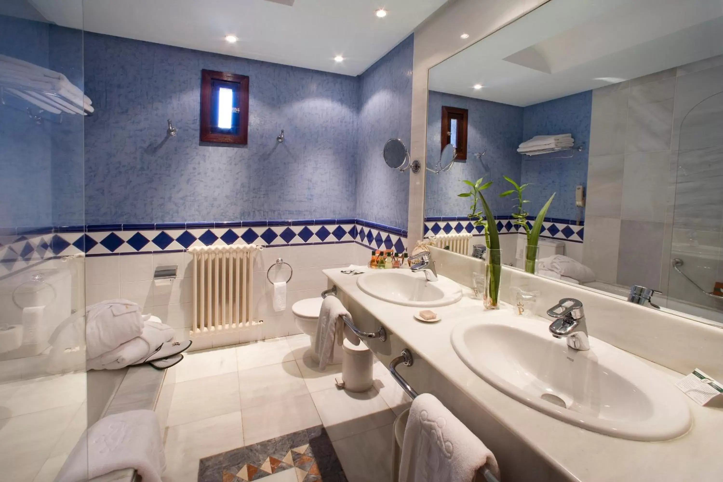 Bathroom in Parador de Jarandilla de la Vera