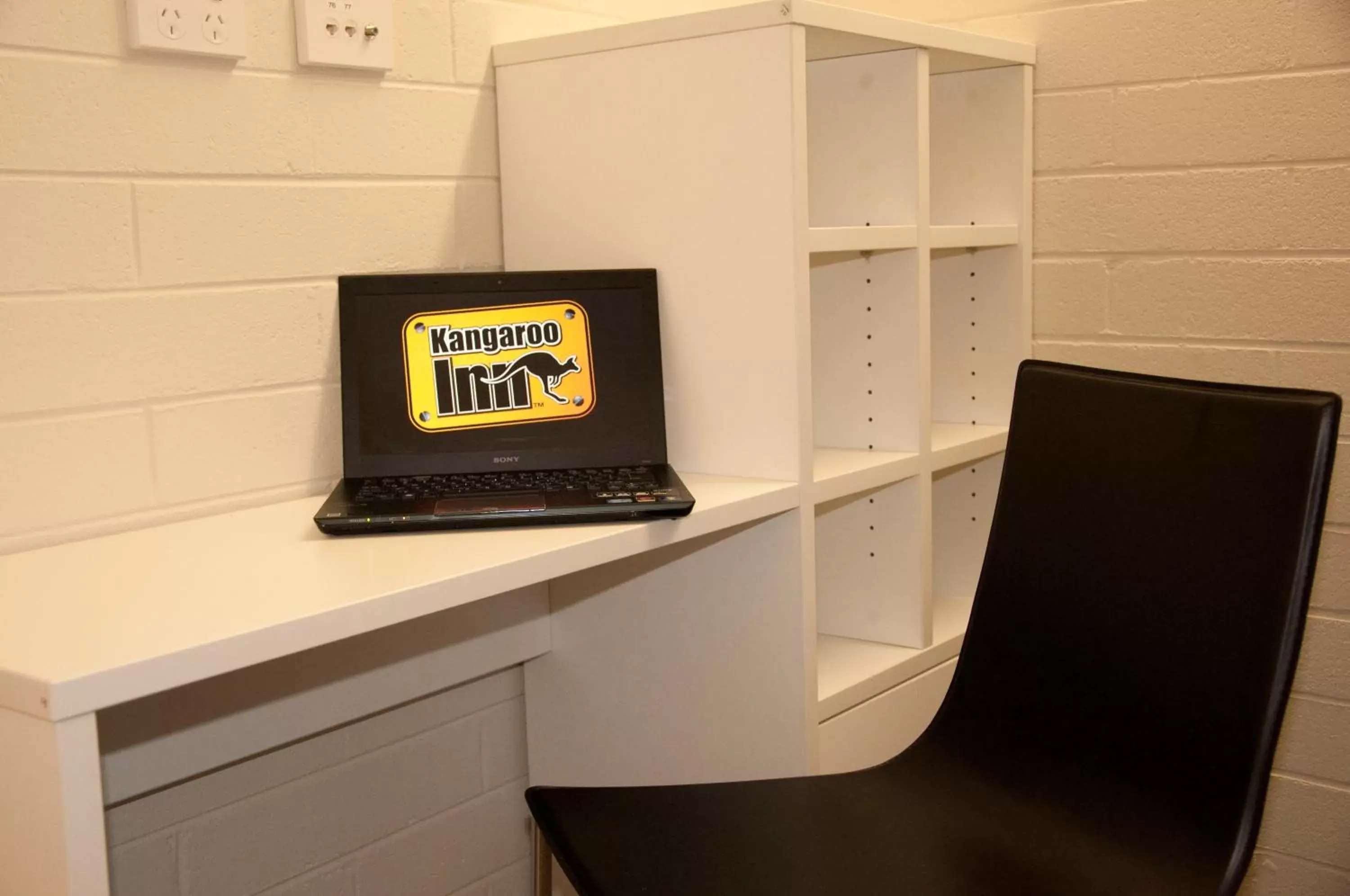 Seating area, TV/Entertainment Center in Kangaroo Inn