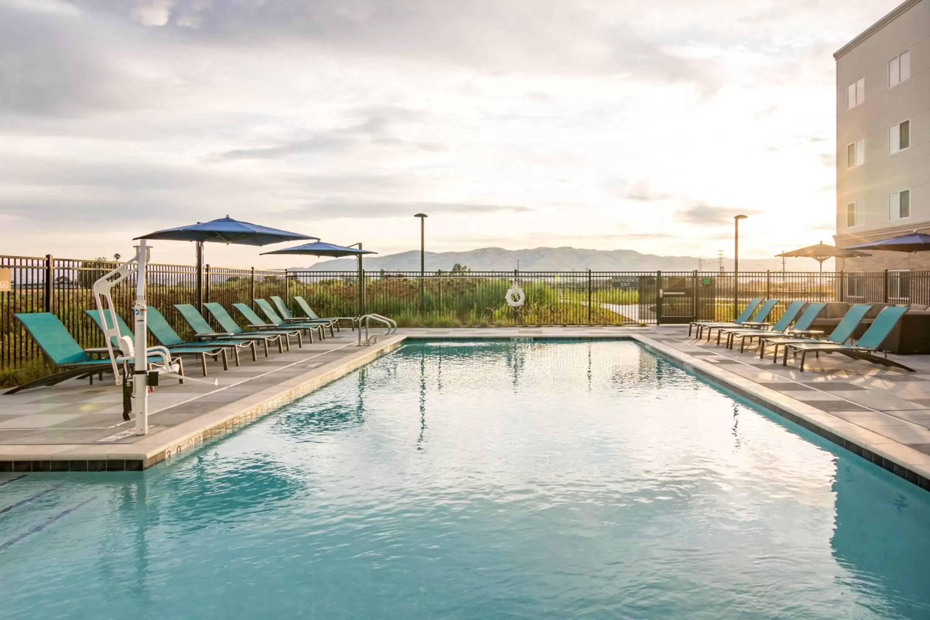 Swimming Pool in Fairfield Inn & Suites by Marriott San Jose North/Silicon Valley