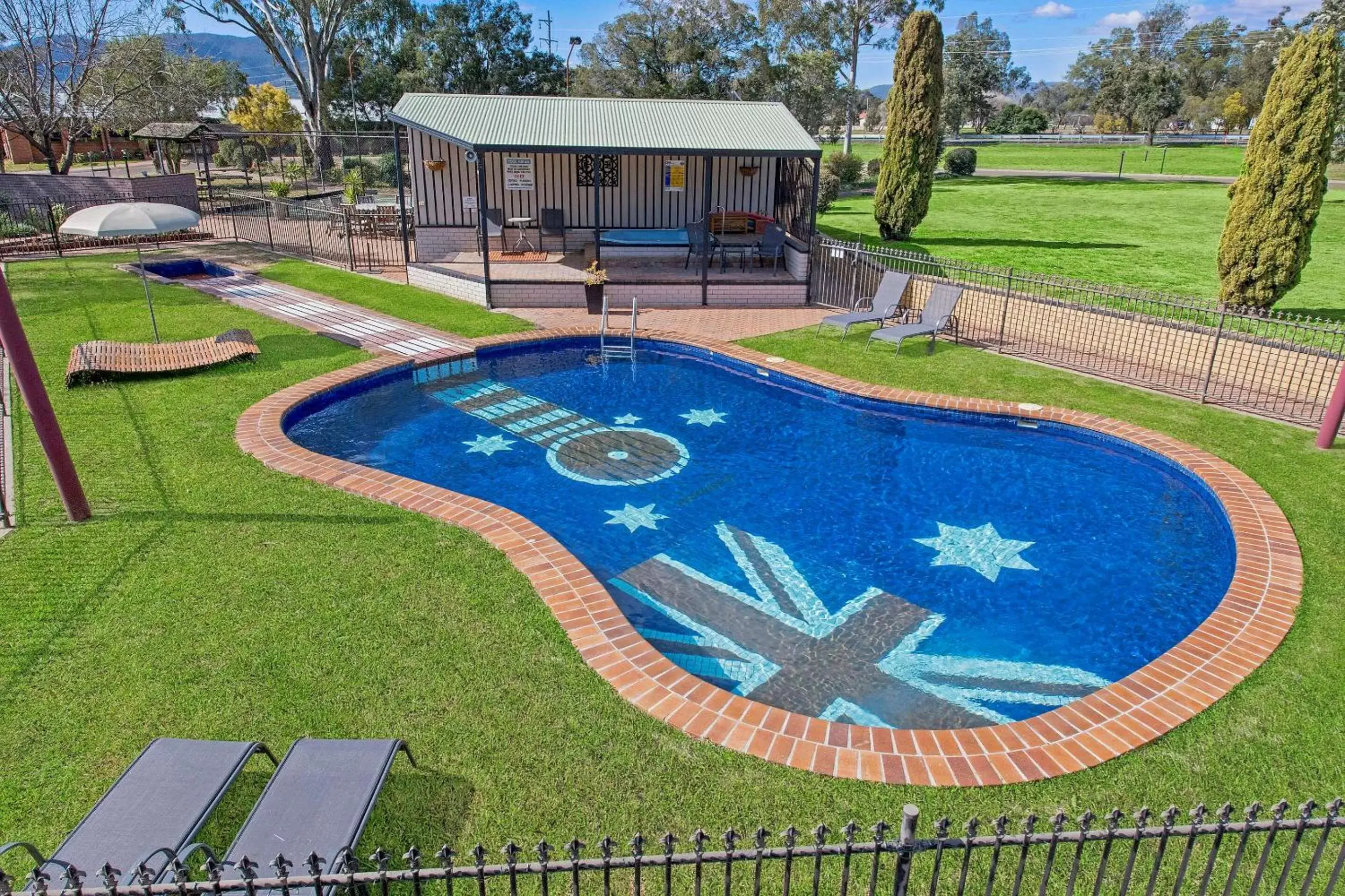 On site, Swimming Pool in Econo Lodge Savannah Park Tamworth