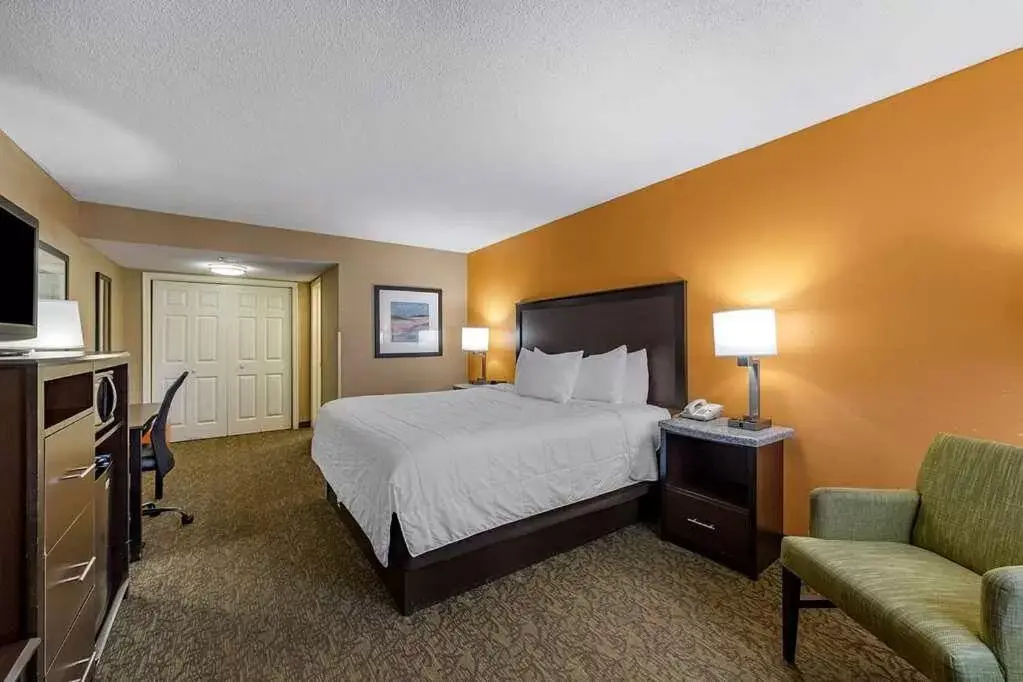 Bedroom, Bed in Best Western Palm Beach Lakes