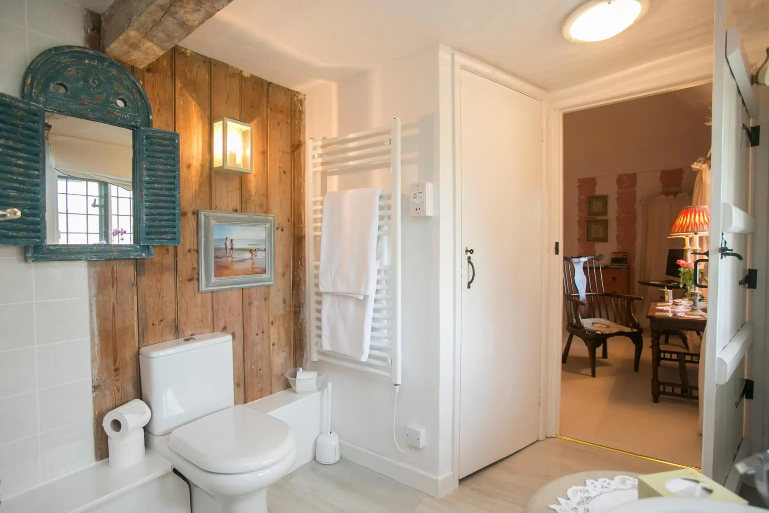 Bathroom in Tudor Cottage B&B Frampton