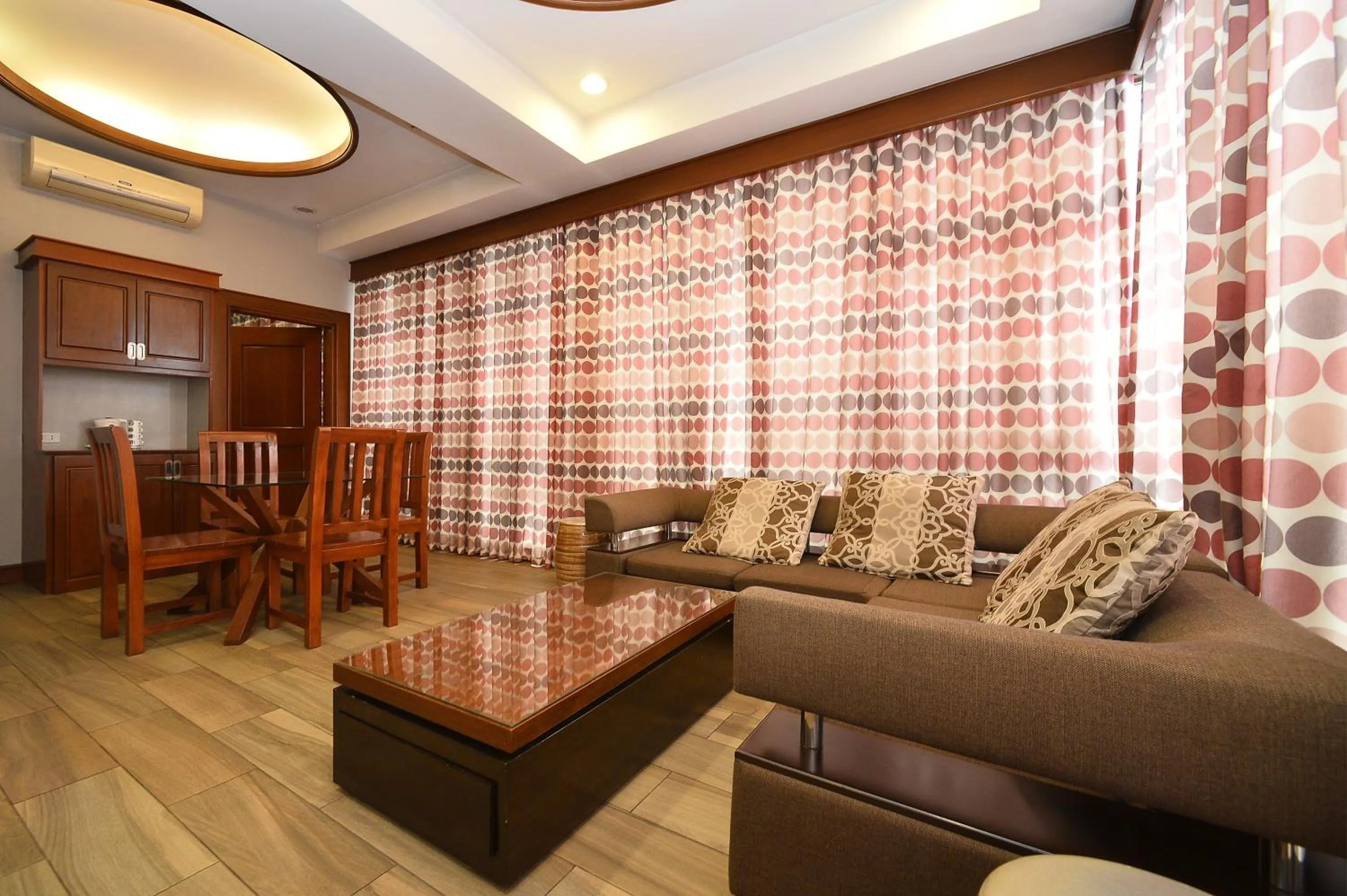 Living room in Paragon Hotel and Suites