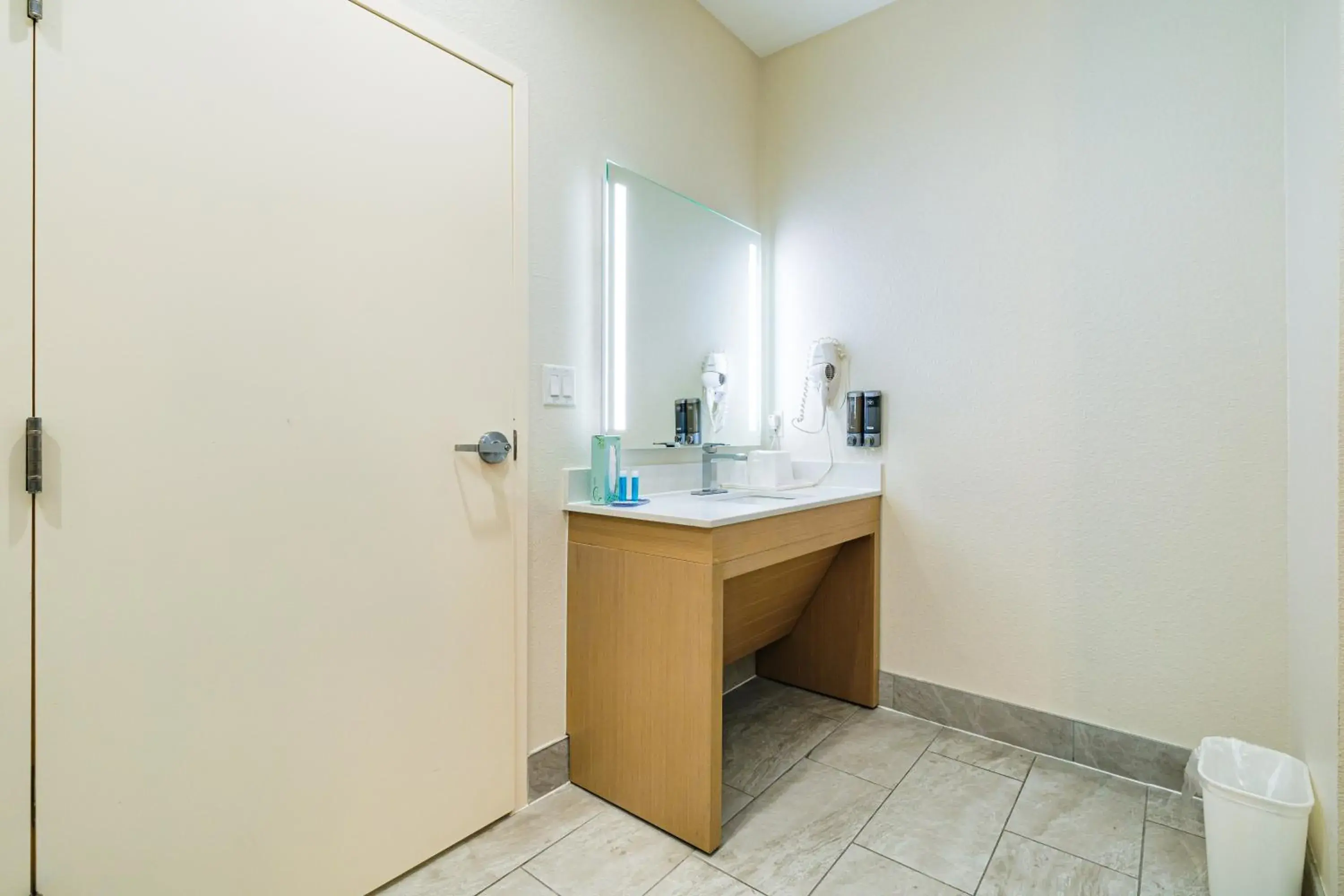 Deluxe Queen Room with Two Queen Beds in Palace Inn Blue-IAH East Deluxe Queen Room with Two Queen Beds in Palace Inn Blue-IAH East