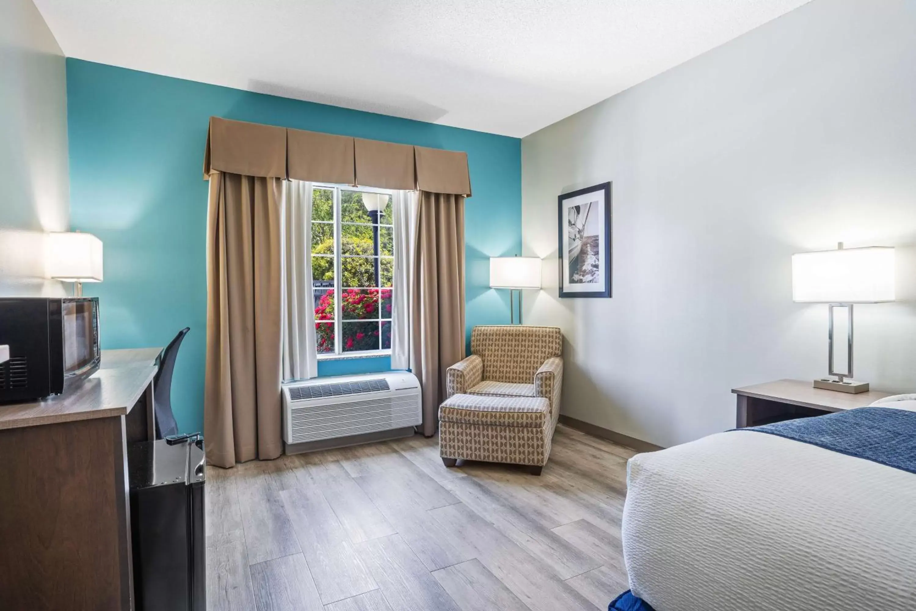 Bedroom, Seating Area in Blue Water Inn & Suites BW Signature Collection