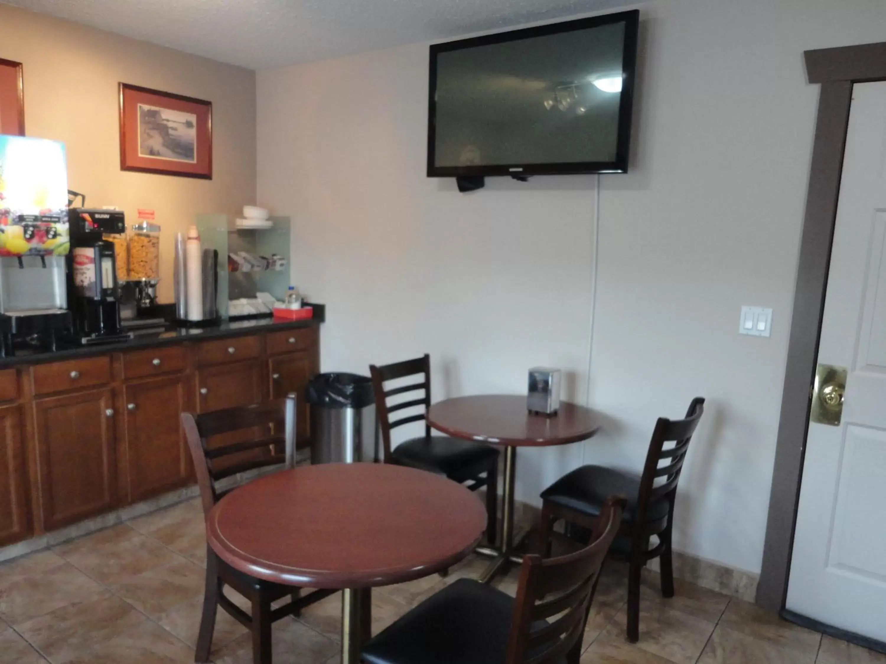 Communal lounge/ TV room, TV/Entertainment Center in Canadas Best Value Inn & Suites-Vernon