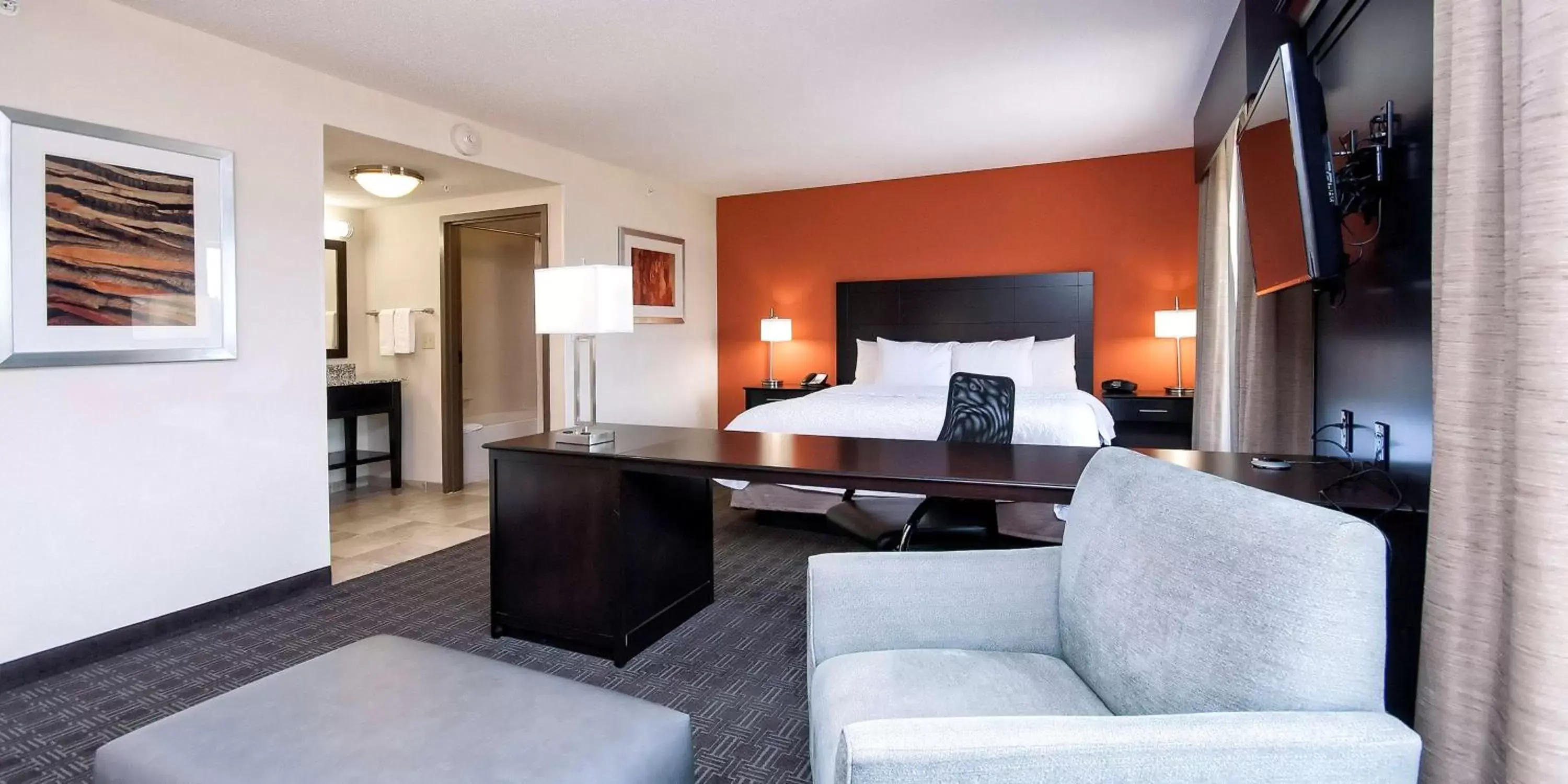 Bed, Seating Area in Hampton Inn & Suites Seneca-Clemson Area