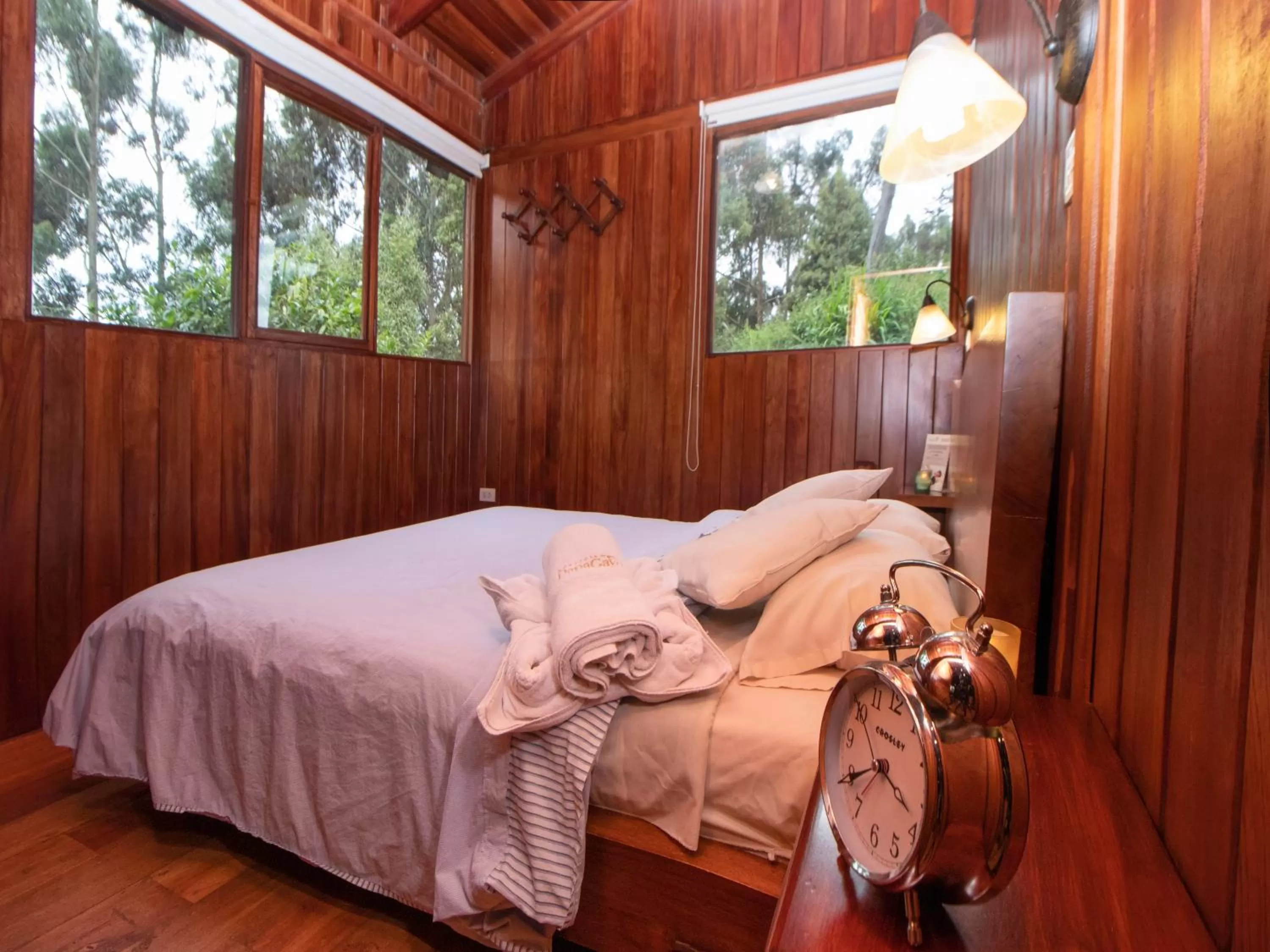 Bed in Hosteria Papagayo Cotopaxi