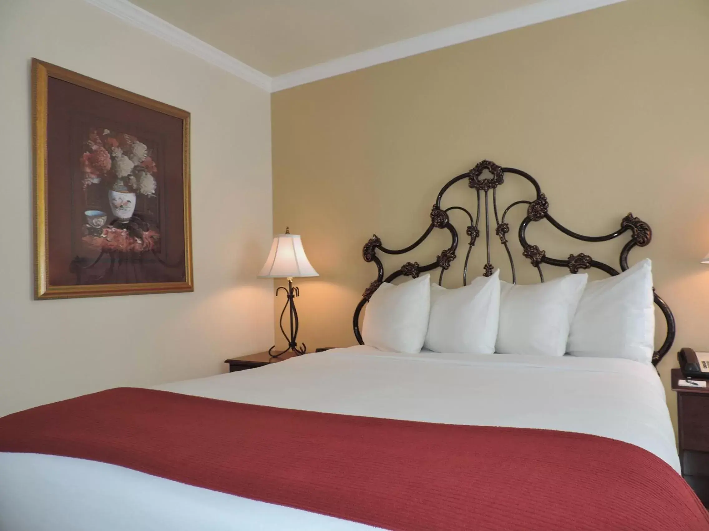 ADA/WCA Classic One Queen Bed in The Victorian Inn