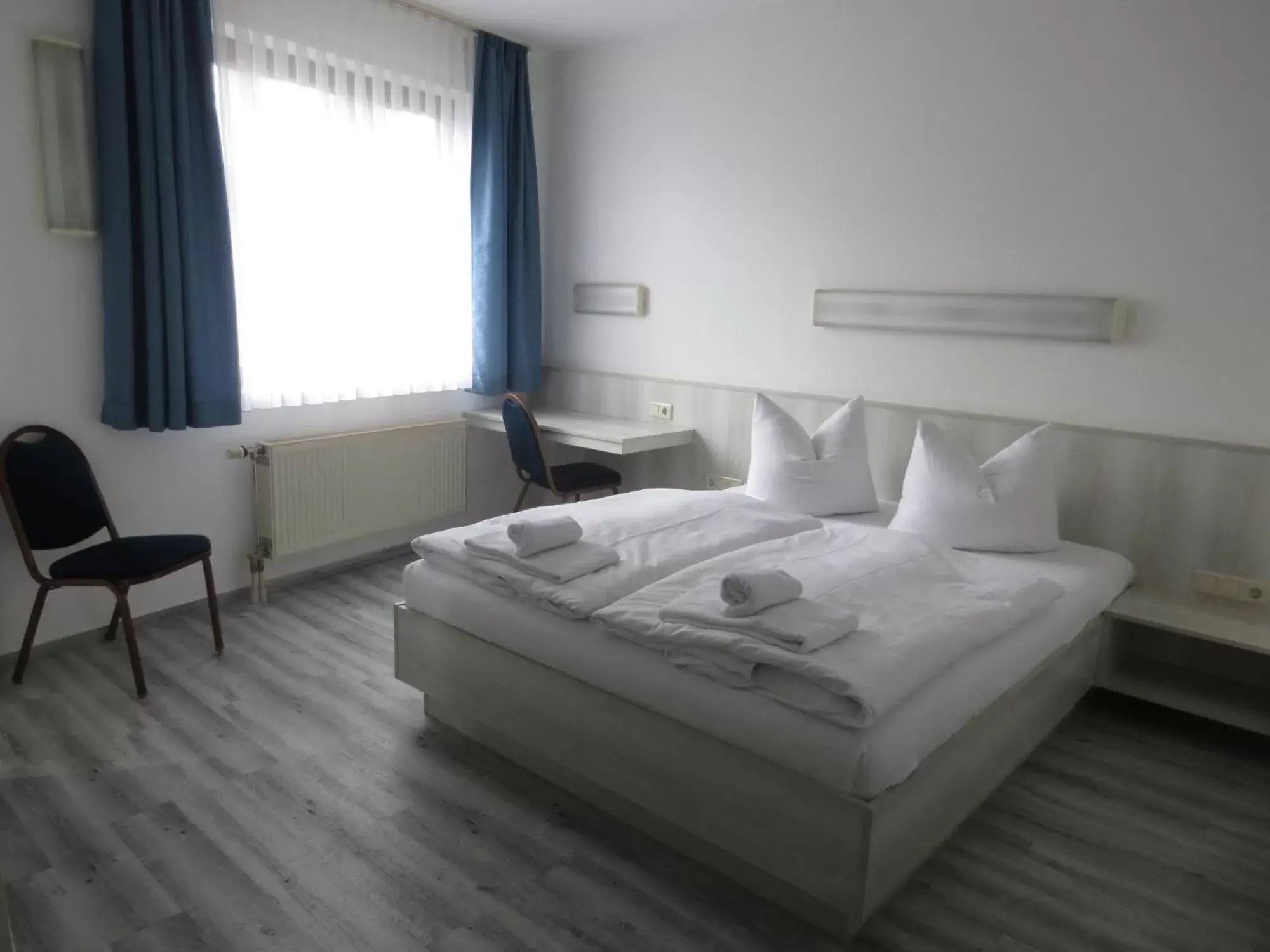 Photo of the whole room, Bed in Central-Hotel Tegel