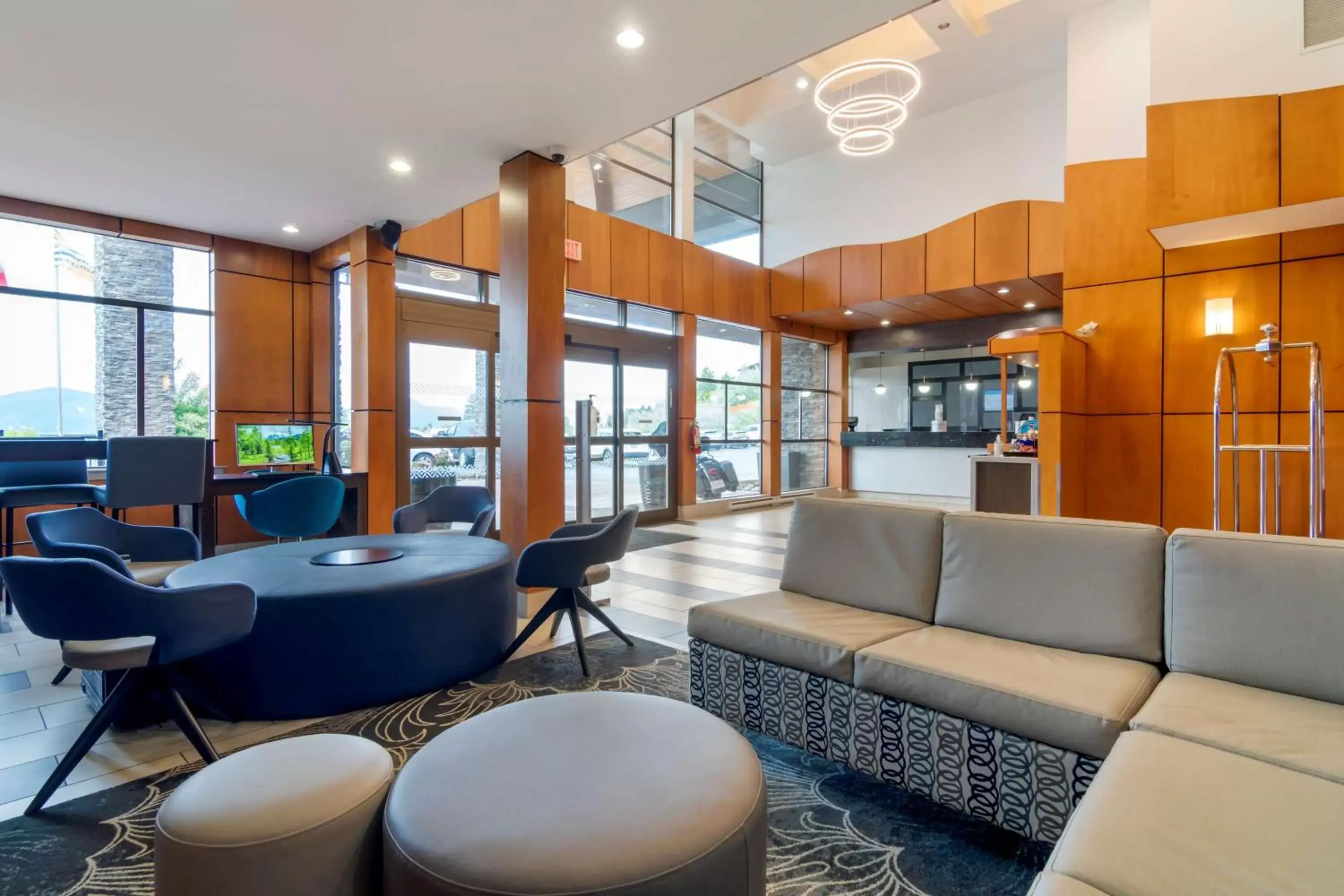 Lobby or reception, Lounge/Bar in Best Western Premier Aberdeen Kamloops