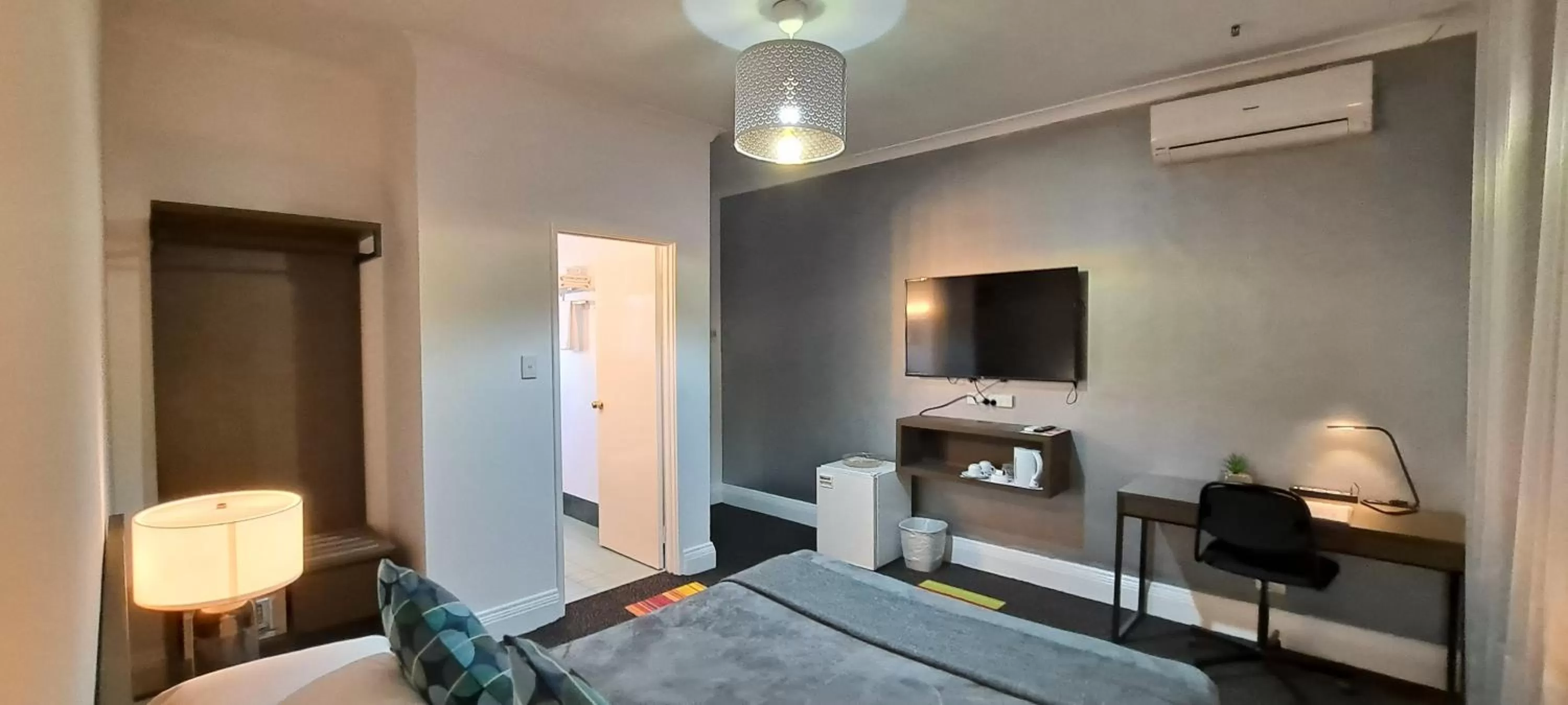 TV and multimedia, Bed in Criterion Hotel Perth