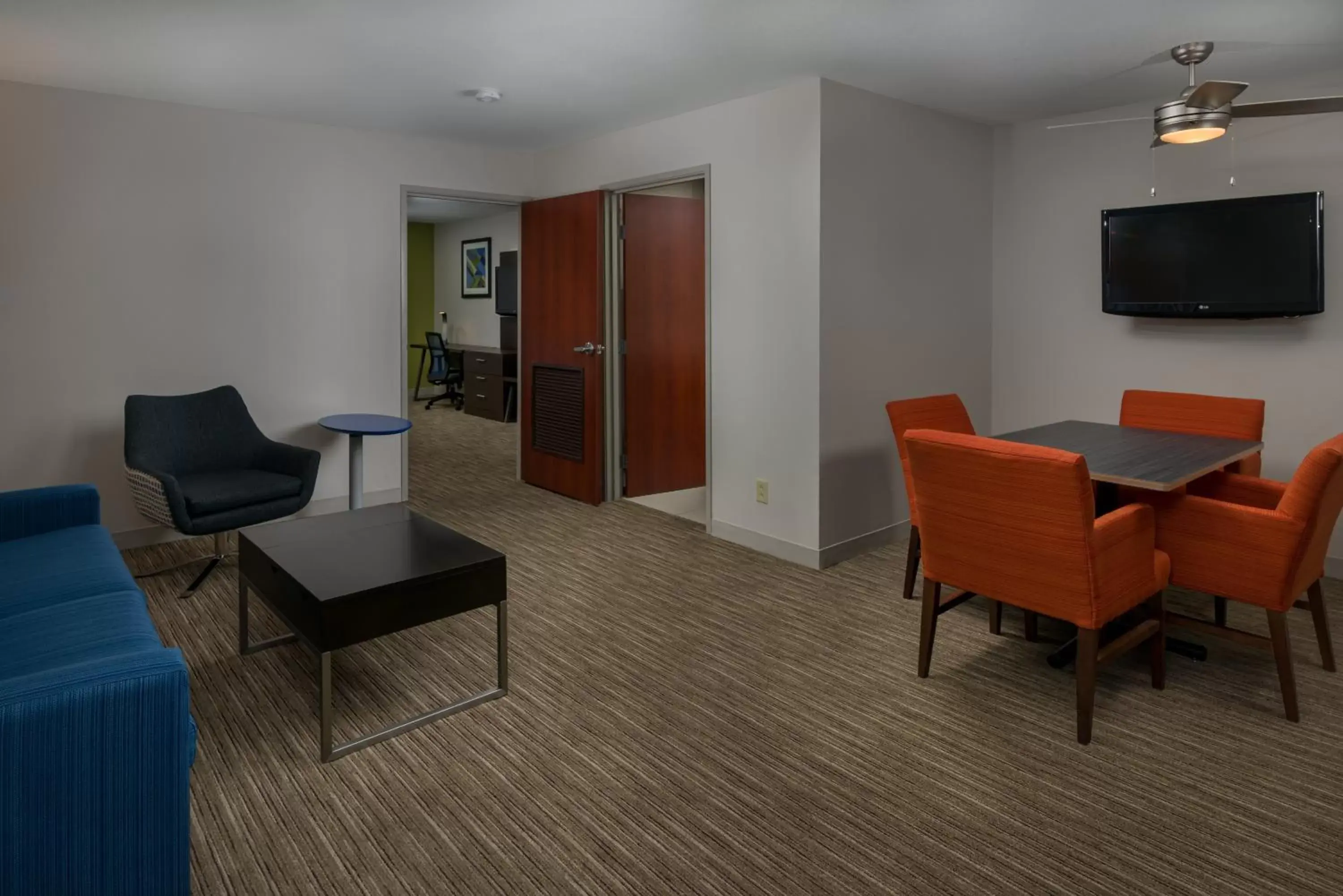 Photo of the whole room, Seating Area in Holiday Inn Express Lawrence, an IHG Hotel