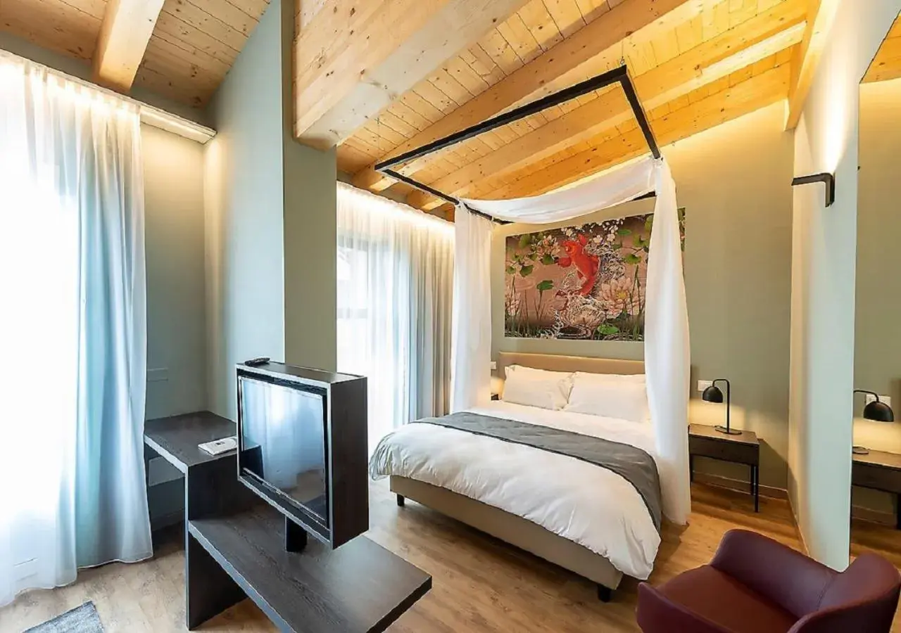 Photo of the whole room, Bed in Regina del Garda Suite