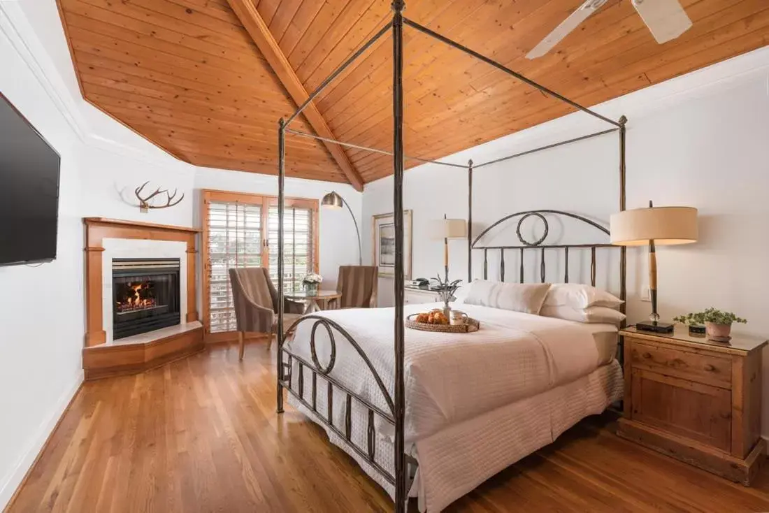 Queen Room with Balcony in Inn On SummerHill Queen Room with Balcony in Inn On SummerHill