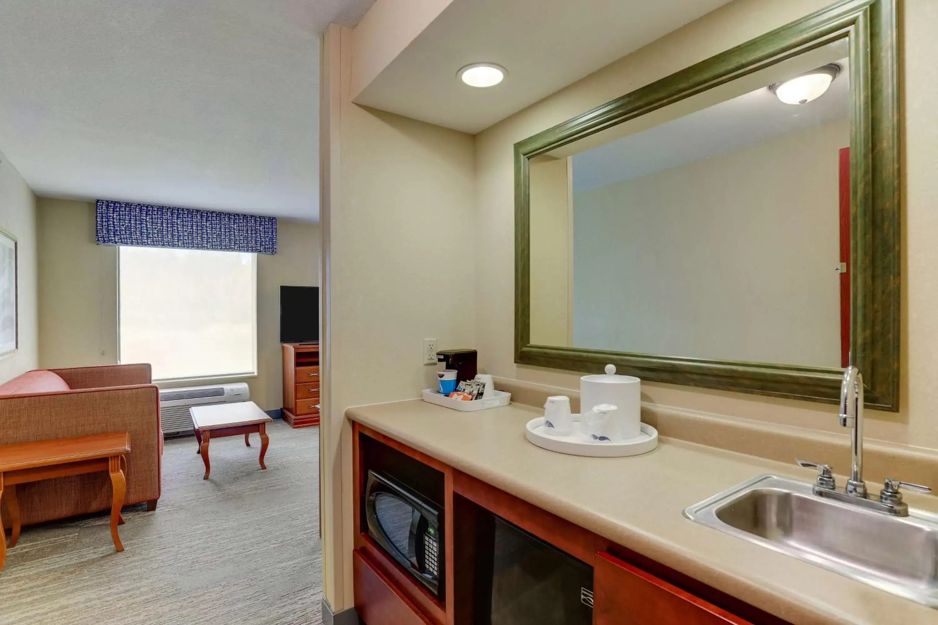 Photo of the whole room, Kitchen/Kitchenette in Hampton Inn & Suites St. Louis - Edwardsville