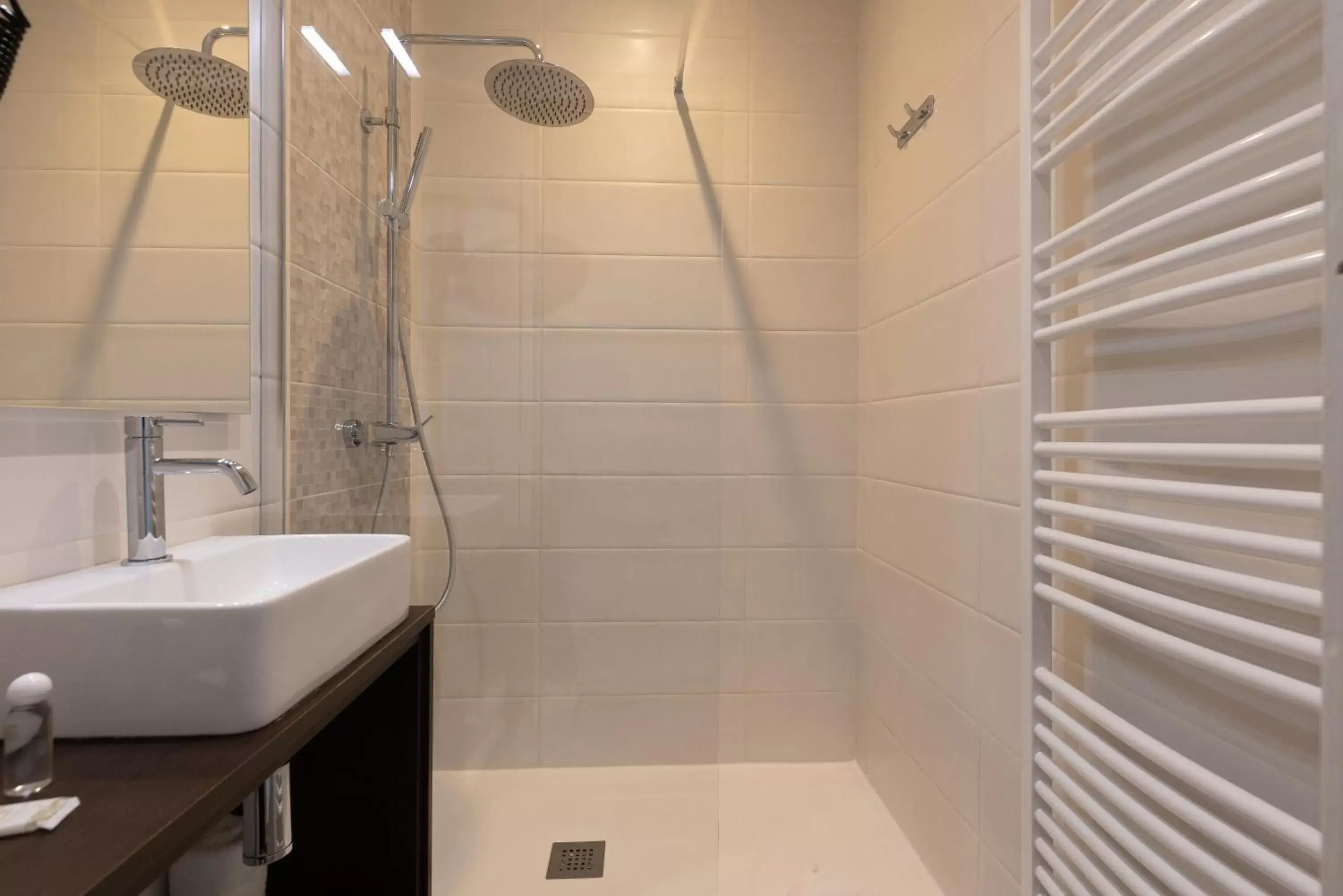 Bathroom in Europ'Hotel Bergerac