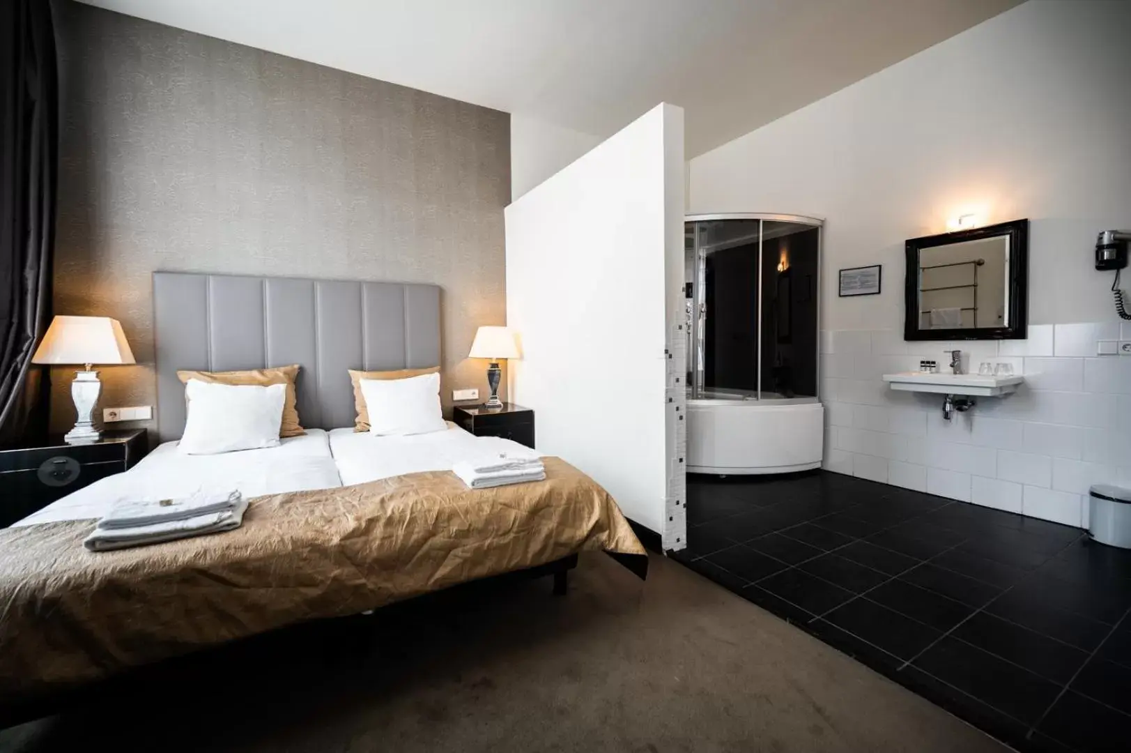 Bathroom, Bed in Grand Hotel Alkmaar