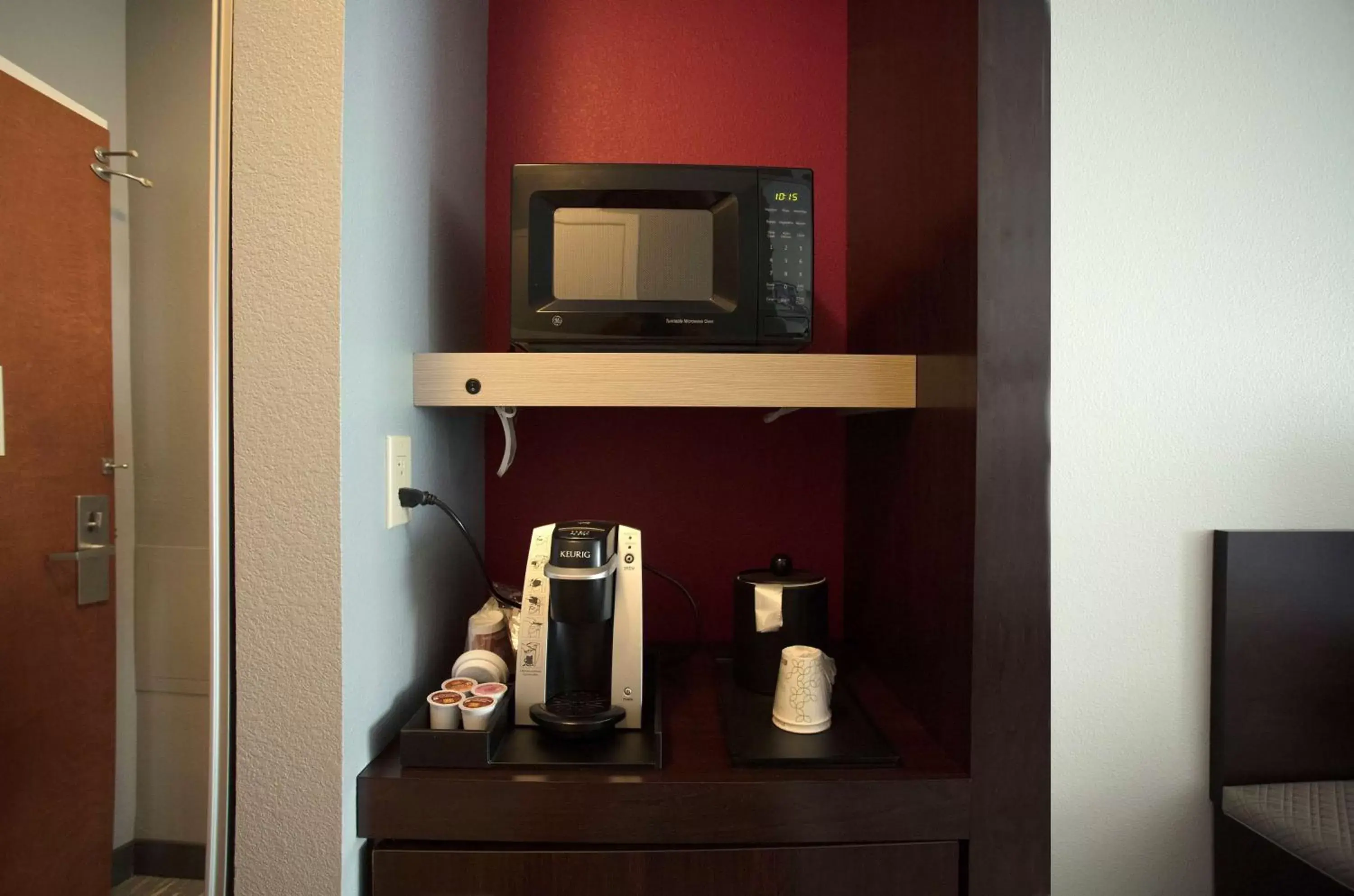 Photo of the whole room, Coffee/Tea Facilities in Hilton Garden Inn Athens Downtown