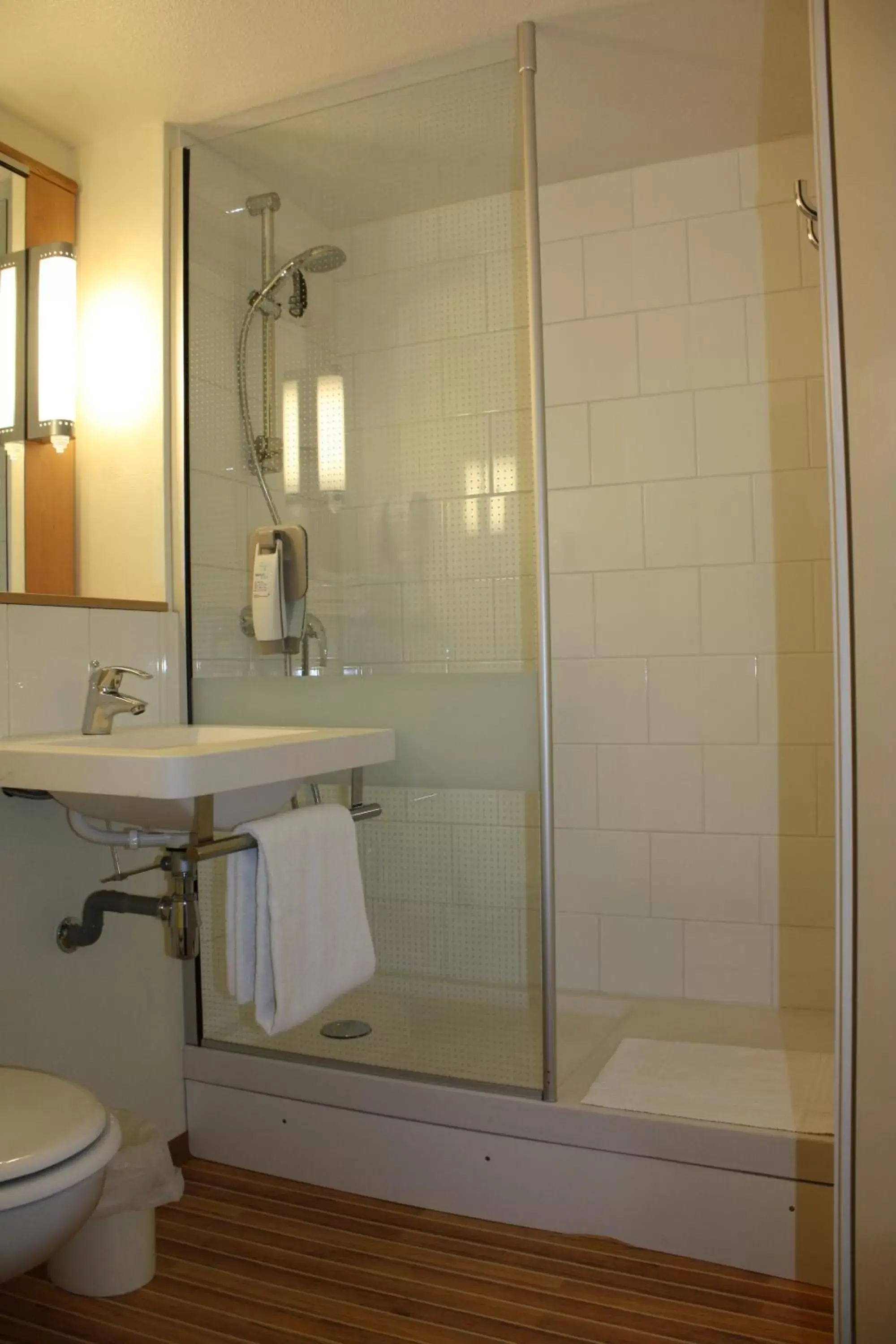 Shower, Bathroom in IBIS Lyon Sud Chasse Sur Rhône