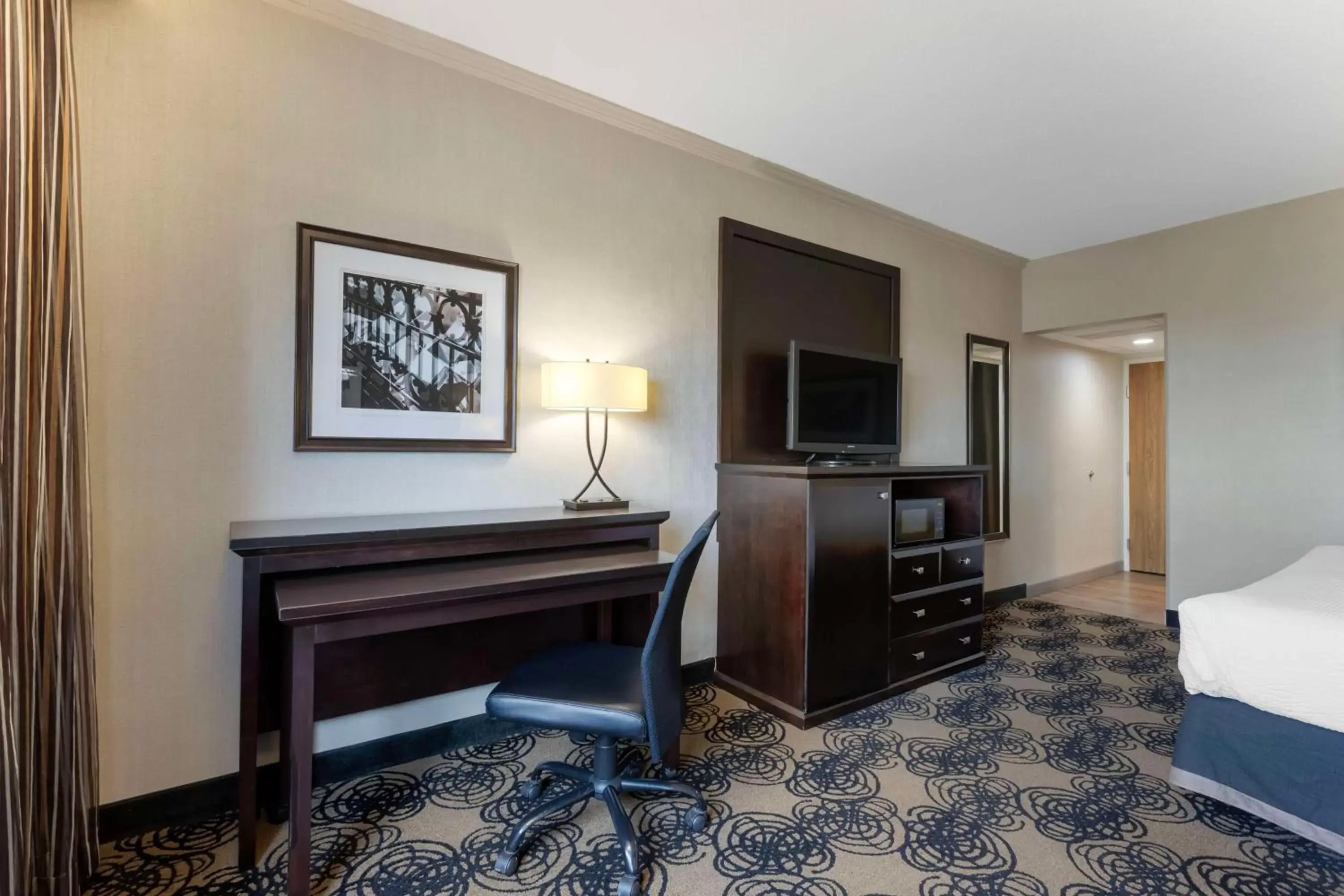 Bedroom, TV/Entertainment Center in Best Western Plus Midwest Inn