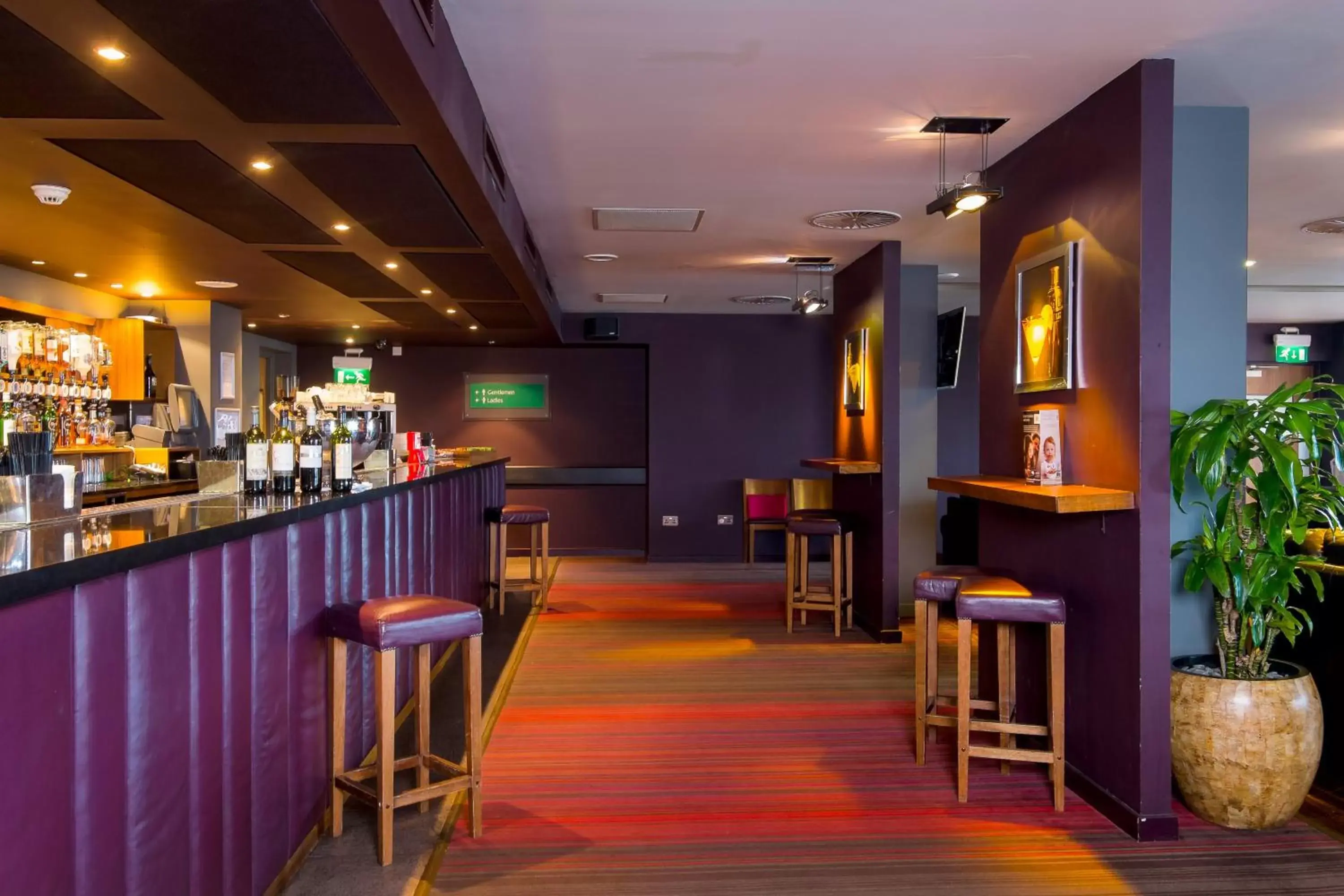 Lounge or bar, Restaurant/Places to Eat in Holiday Inn Aberdeen West, an IHG Hotel