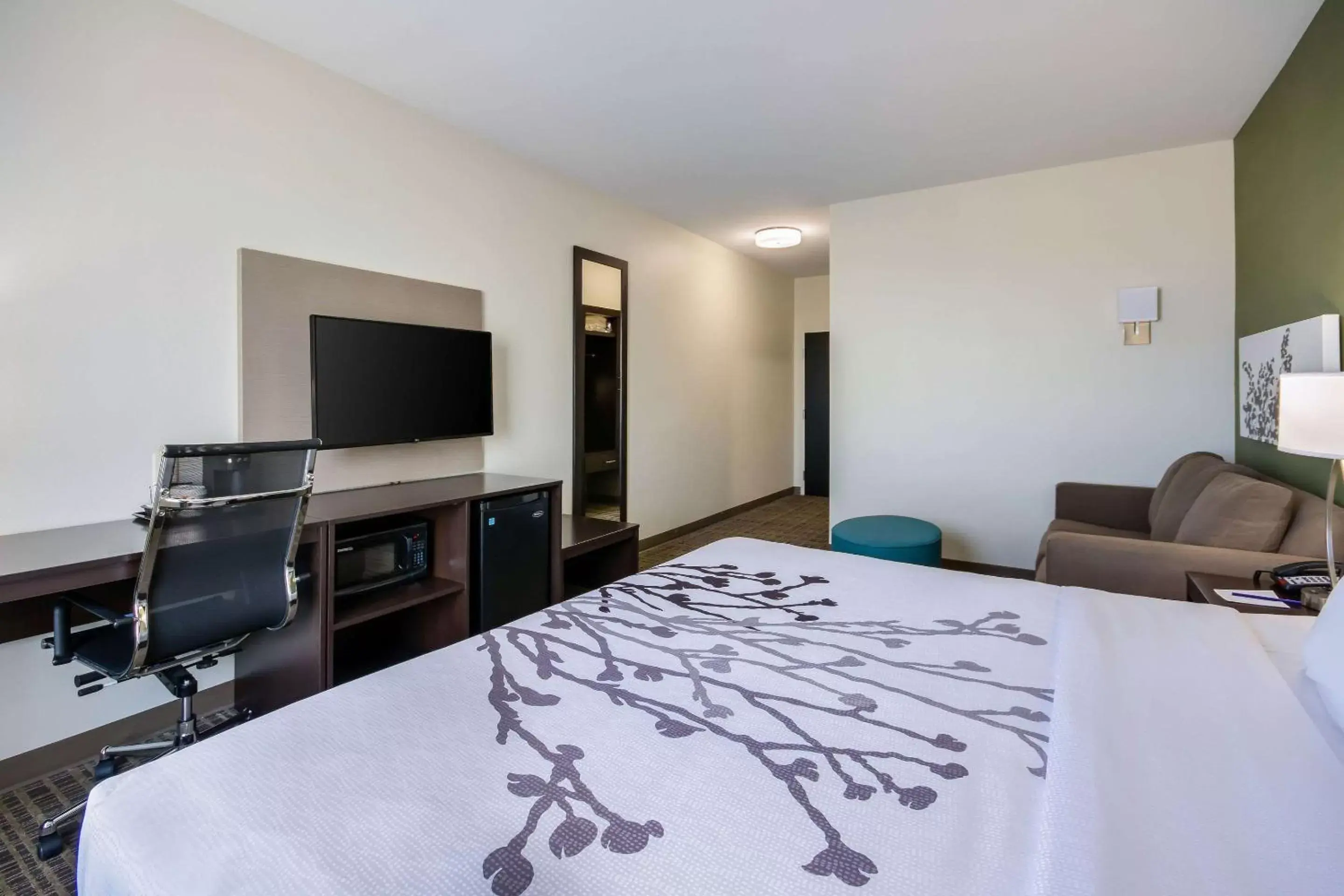 Photo of the whole room, TV/Entertainment Center in Sleep Inn & Suites Yukon Oklahoma City