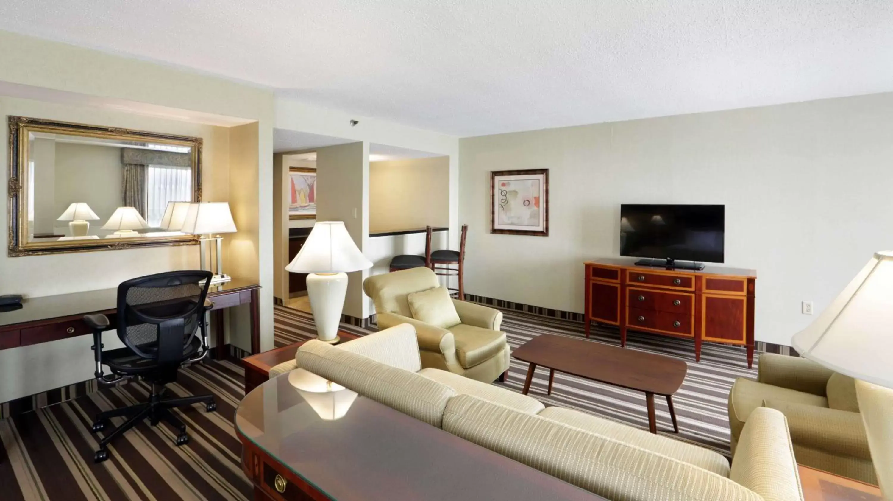 Bedroom, Seating Area in Hampton Inn Boston-Natick