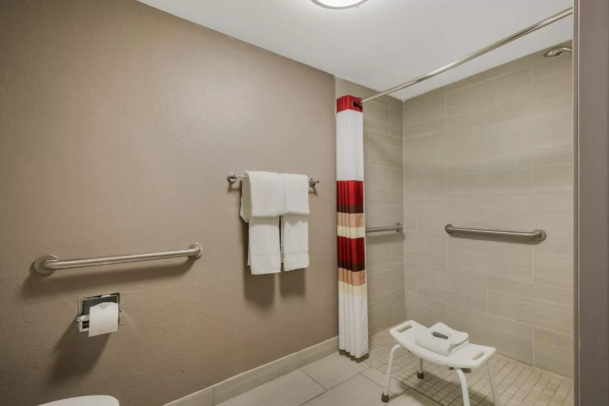 Other, Bathroom in Red Roof Inn PLUS+ & Suites Knoxville West - Cedar Bluff