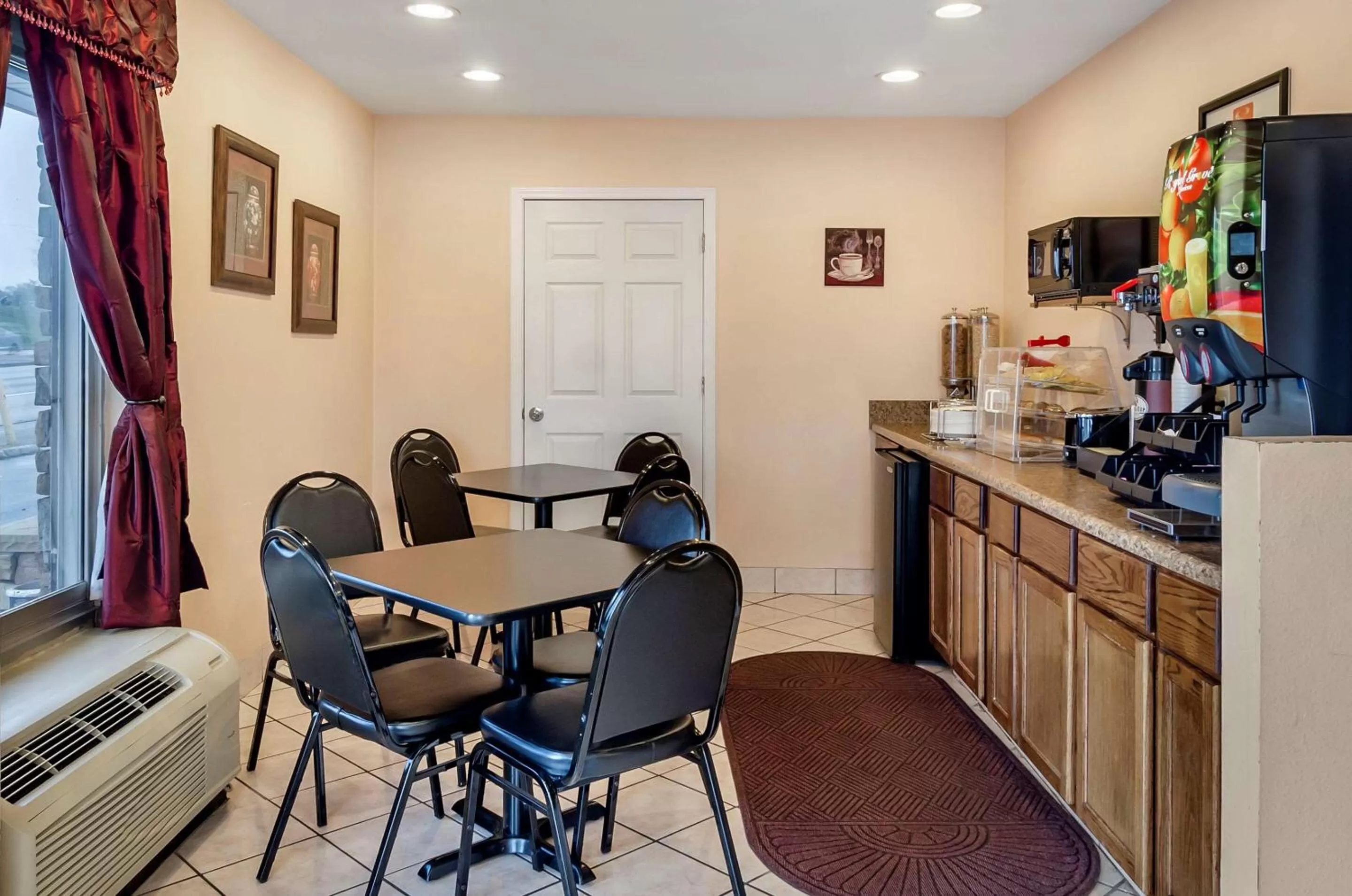 Restaurant/places to eat in Econo Lodge Roanoke Civic Center