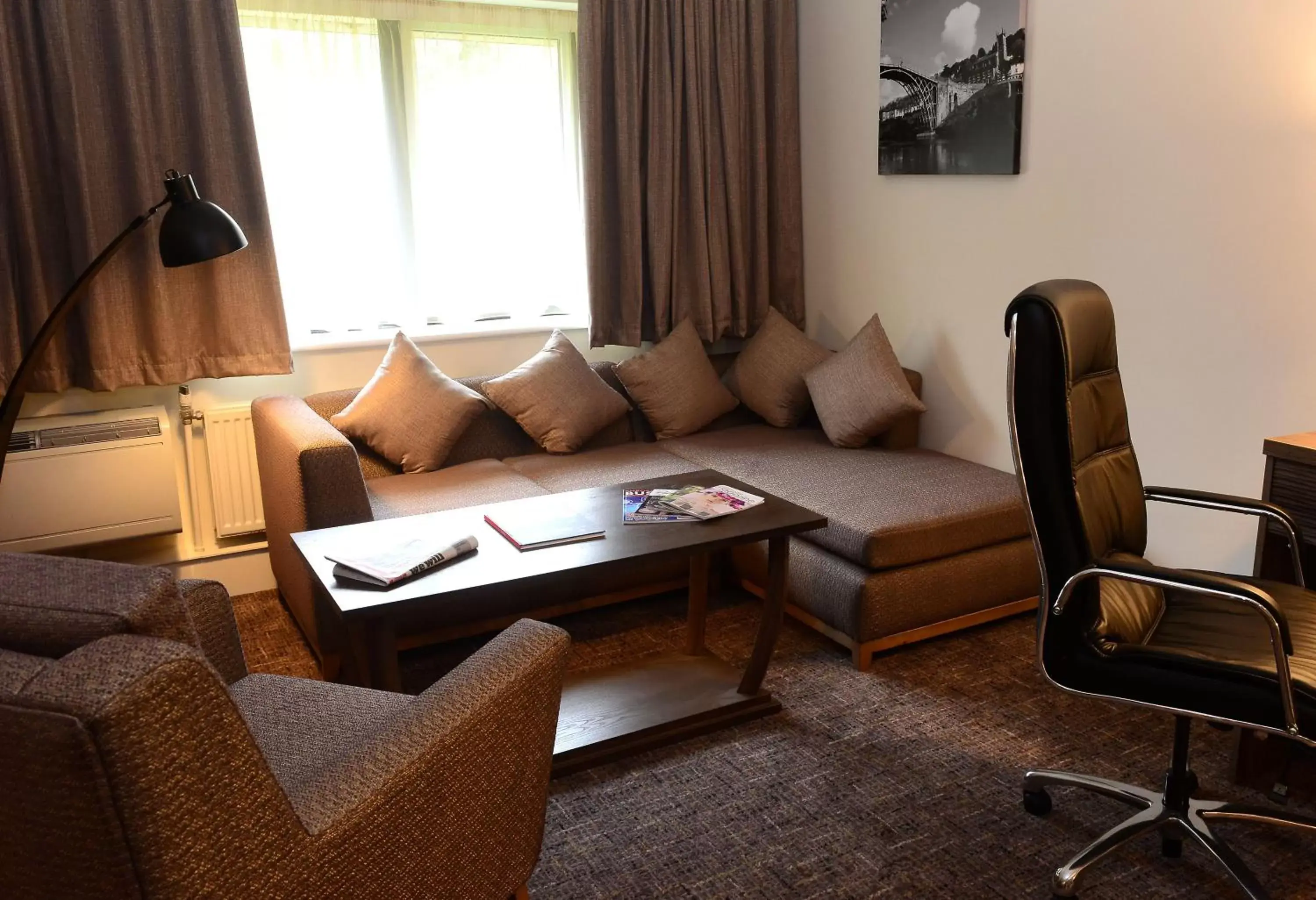 Photo of the whole room, Seating Area in Holiday Inn Telford Ironbridge, an IHG Hotel
