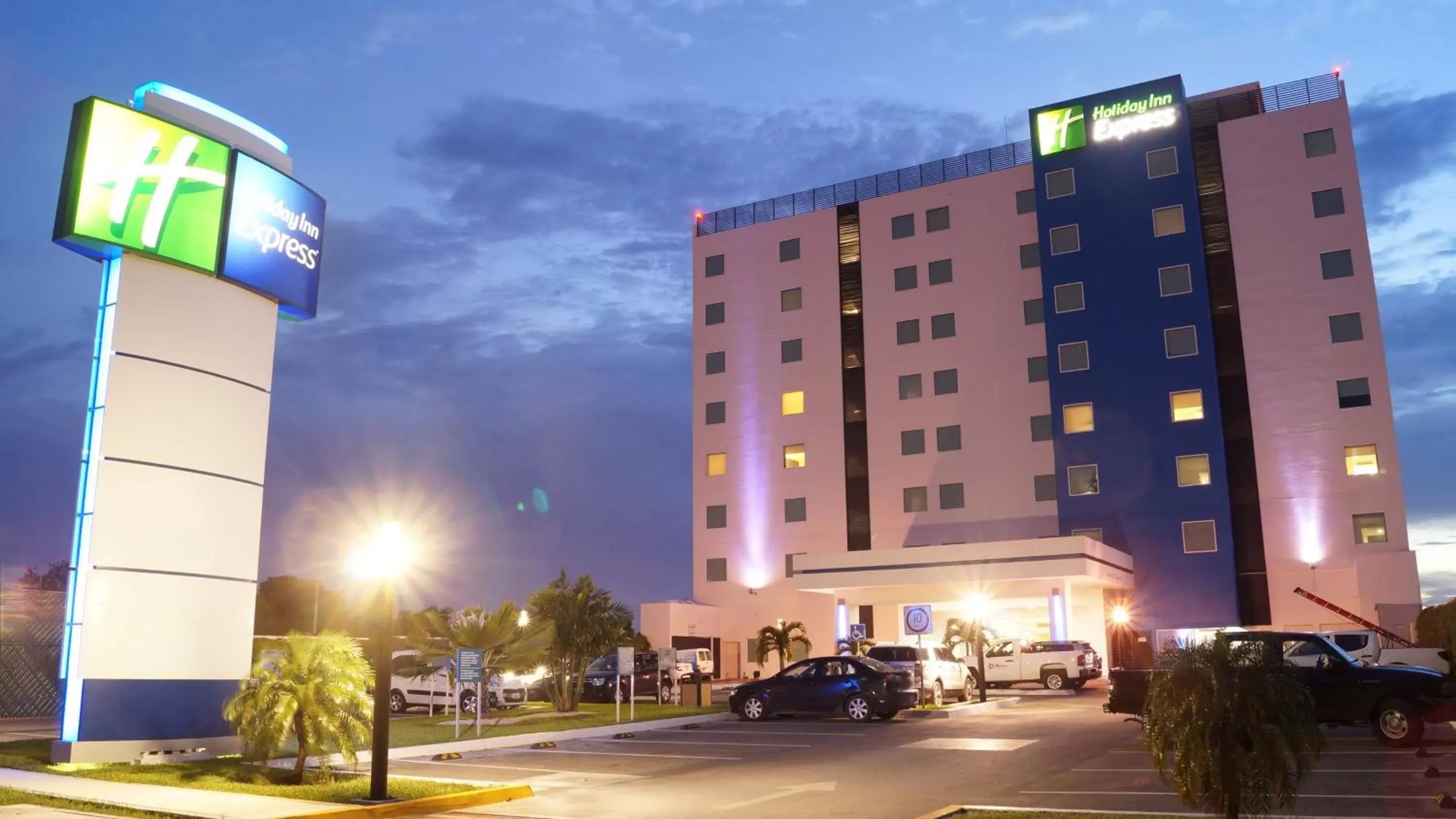 Property building in Holiday Inn Express Mérida by IHG Property building in Holiday Inn Express Mérida by IHG