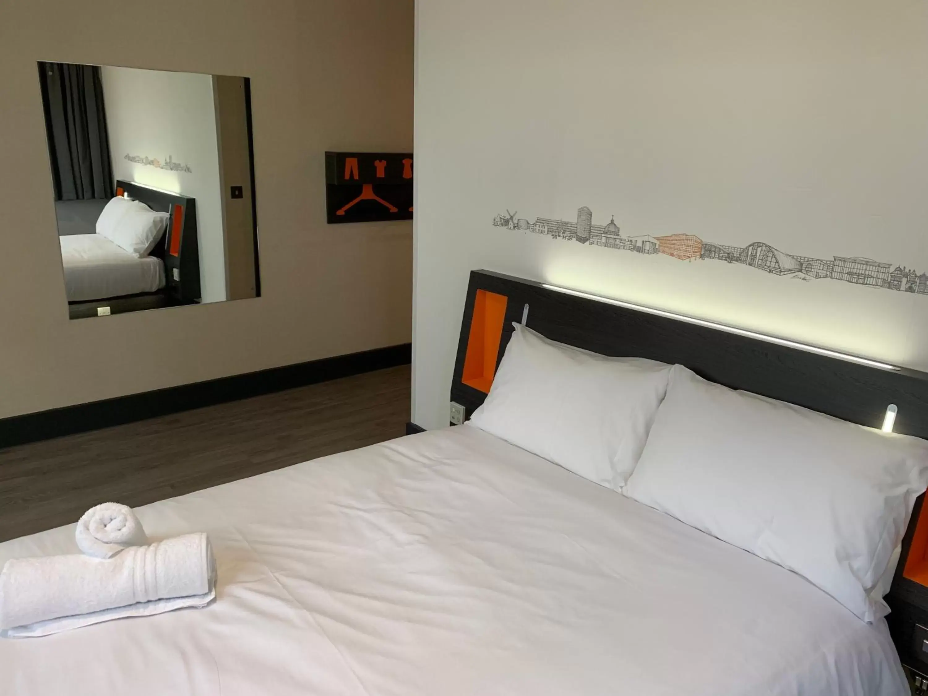 Bedroom, Bed in easyHotel Milton Keynes