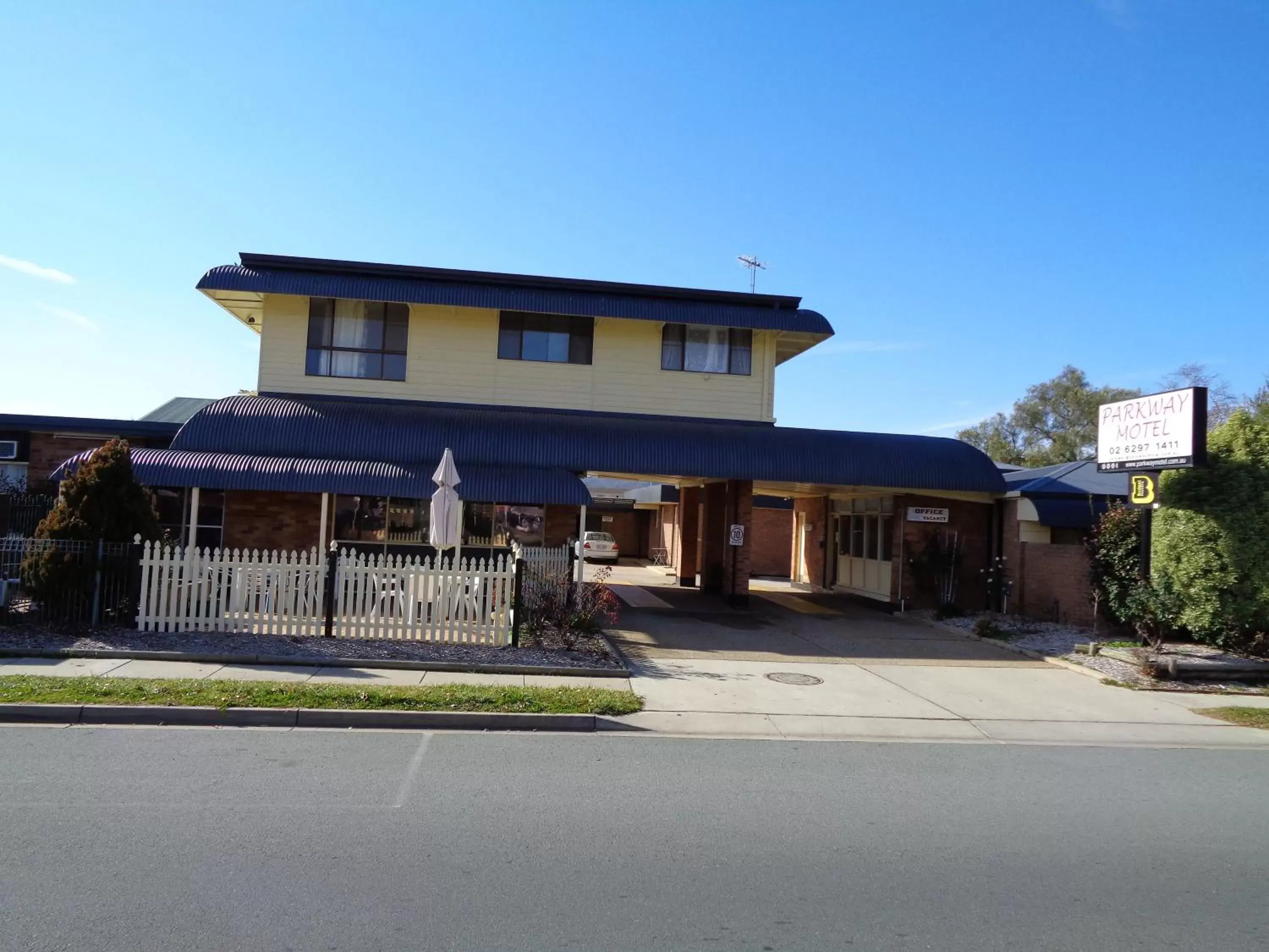 Facade/entrance, Property Building in Parkway Motel