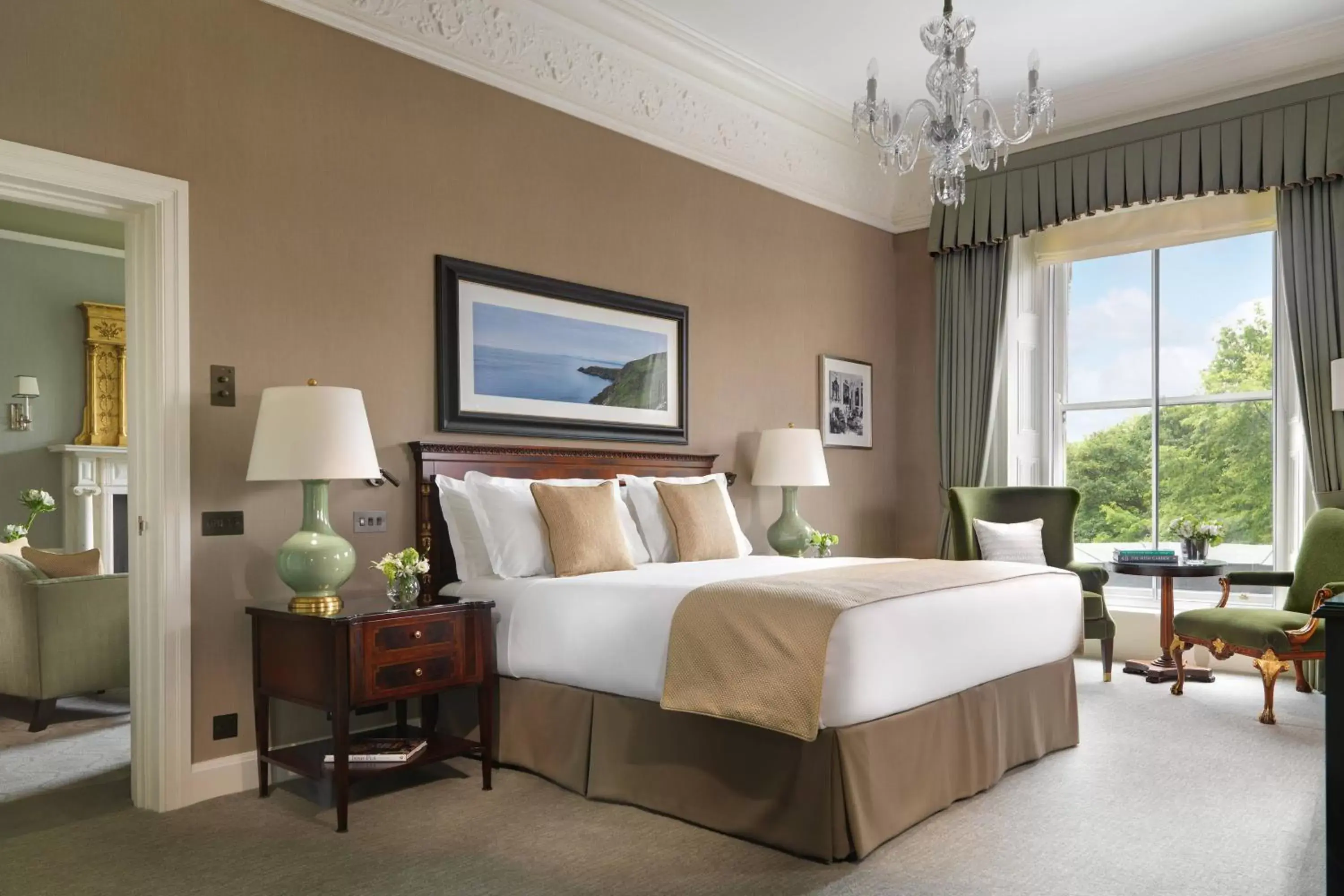 Photo of the whole room, Bed in The Shelbourne, Autograph Collection