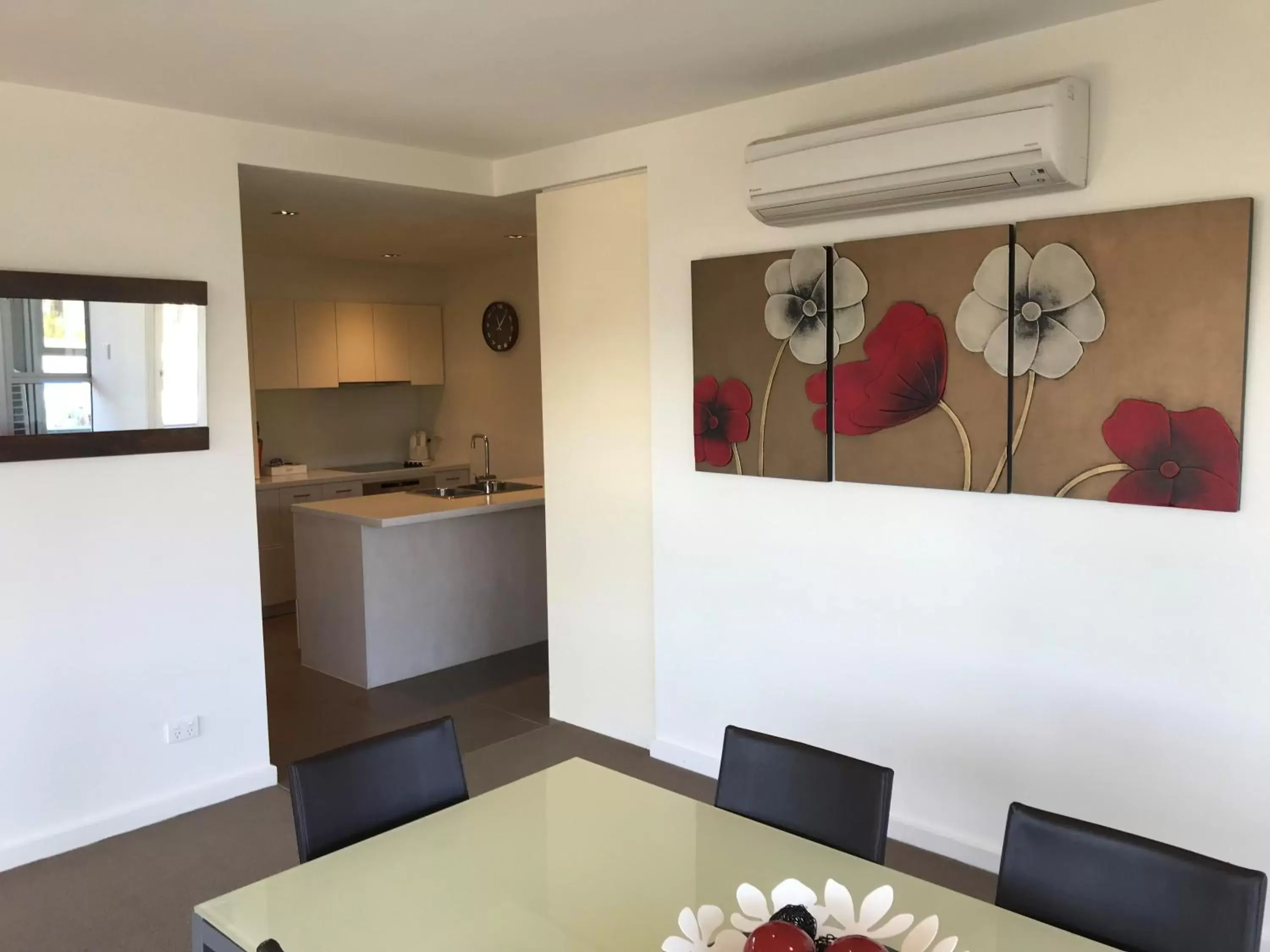 Dining area, Kitchen/Kitchenette in Wyndham Resort Torquay