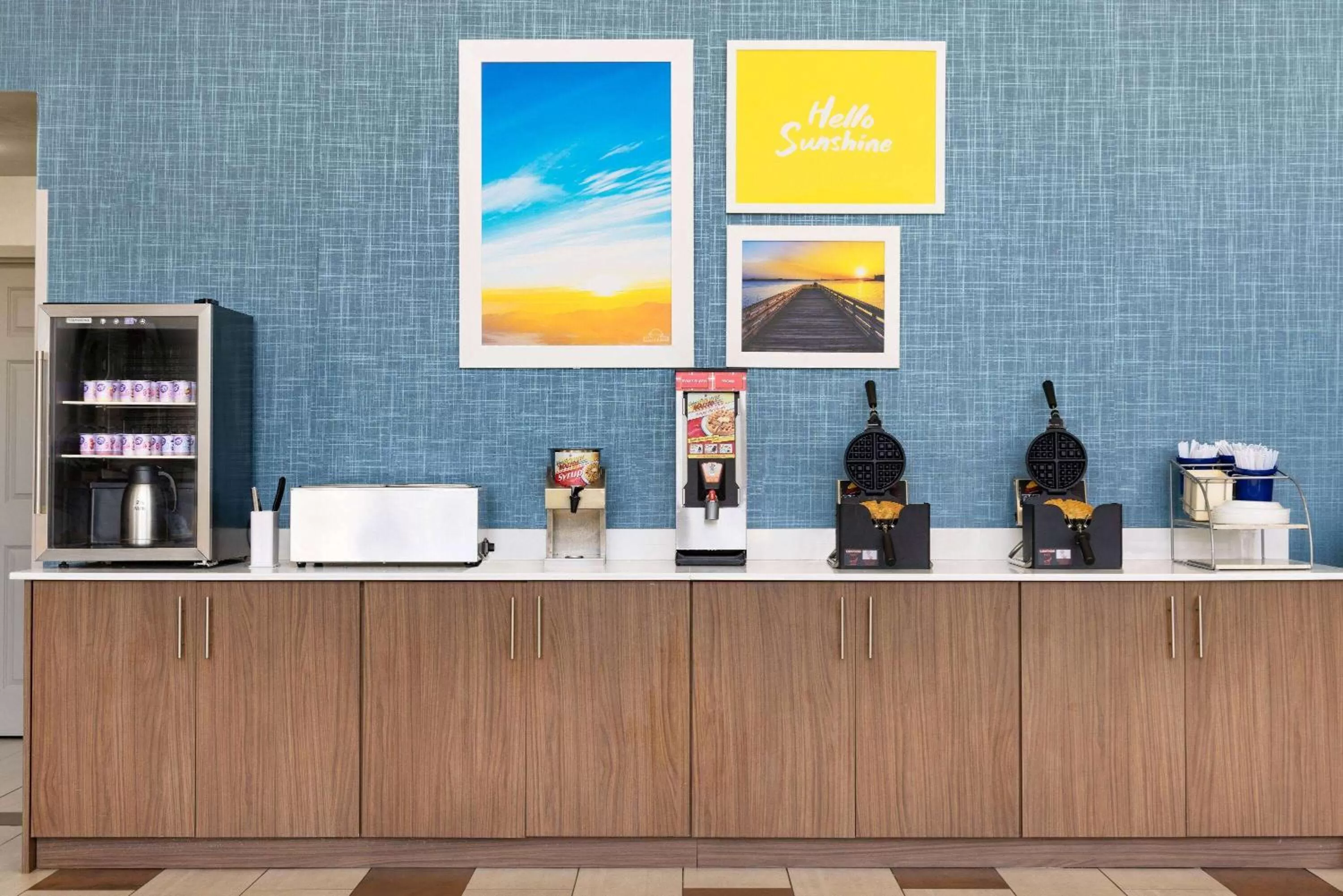 Restaurant/places to eat in Days Inn & Suites by Wyndham Savannah Midtown