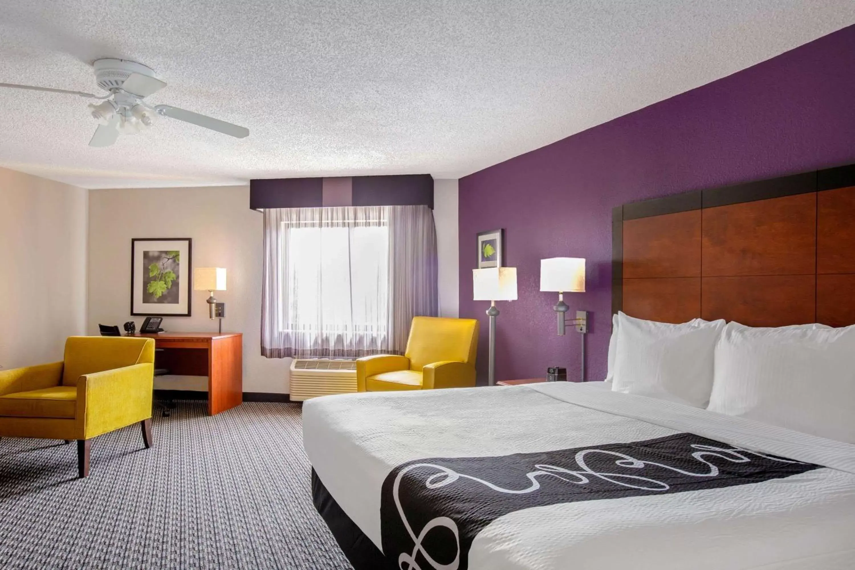 Photo of the whole room, Bed in La Quinta by Wyndham Miami Airport East