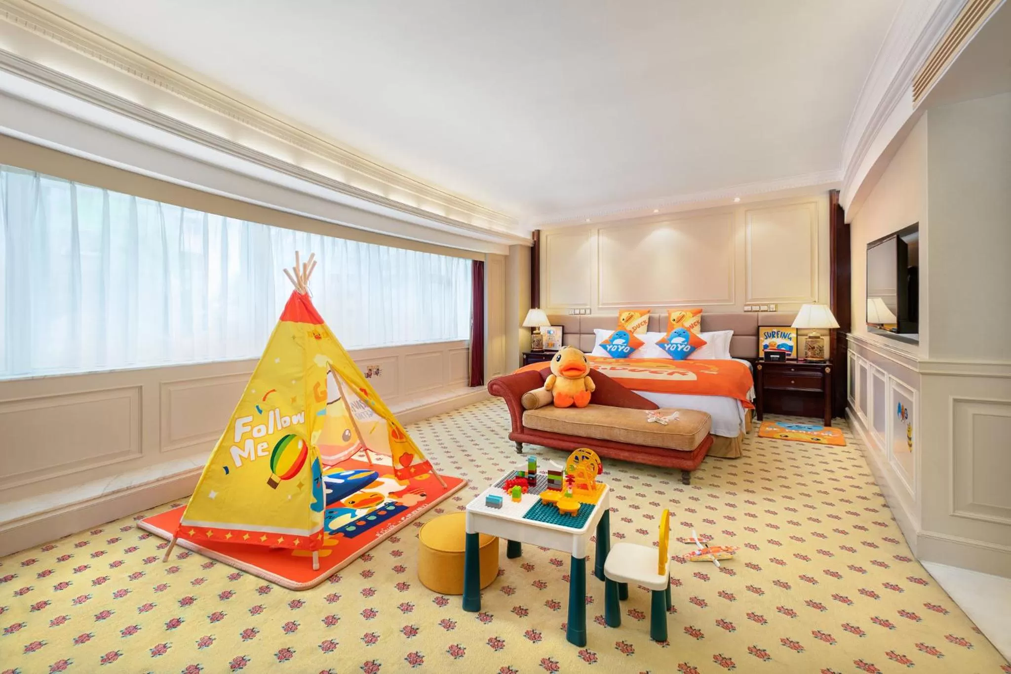 Photo of the whole room in Crowne Plaza Hotel & Suites Landmark Shenzhen, an IHG Hotel - Nearby Luohu Border, Indoor heated swimming pool, Receive RMB100 SPA coupon upon check-in