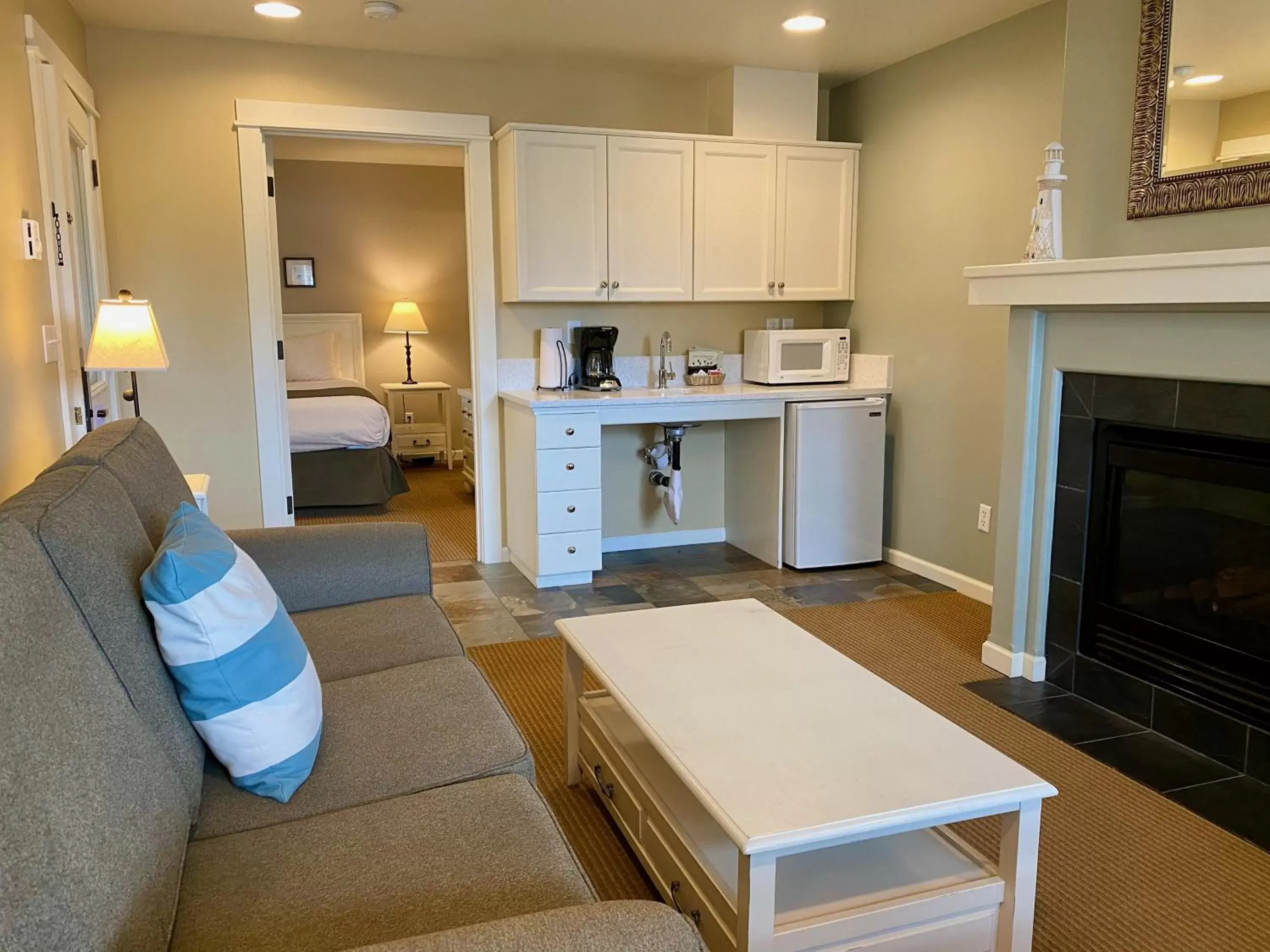 Living room, Kitchen/Kitchenette in Lighthouse Inn