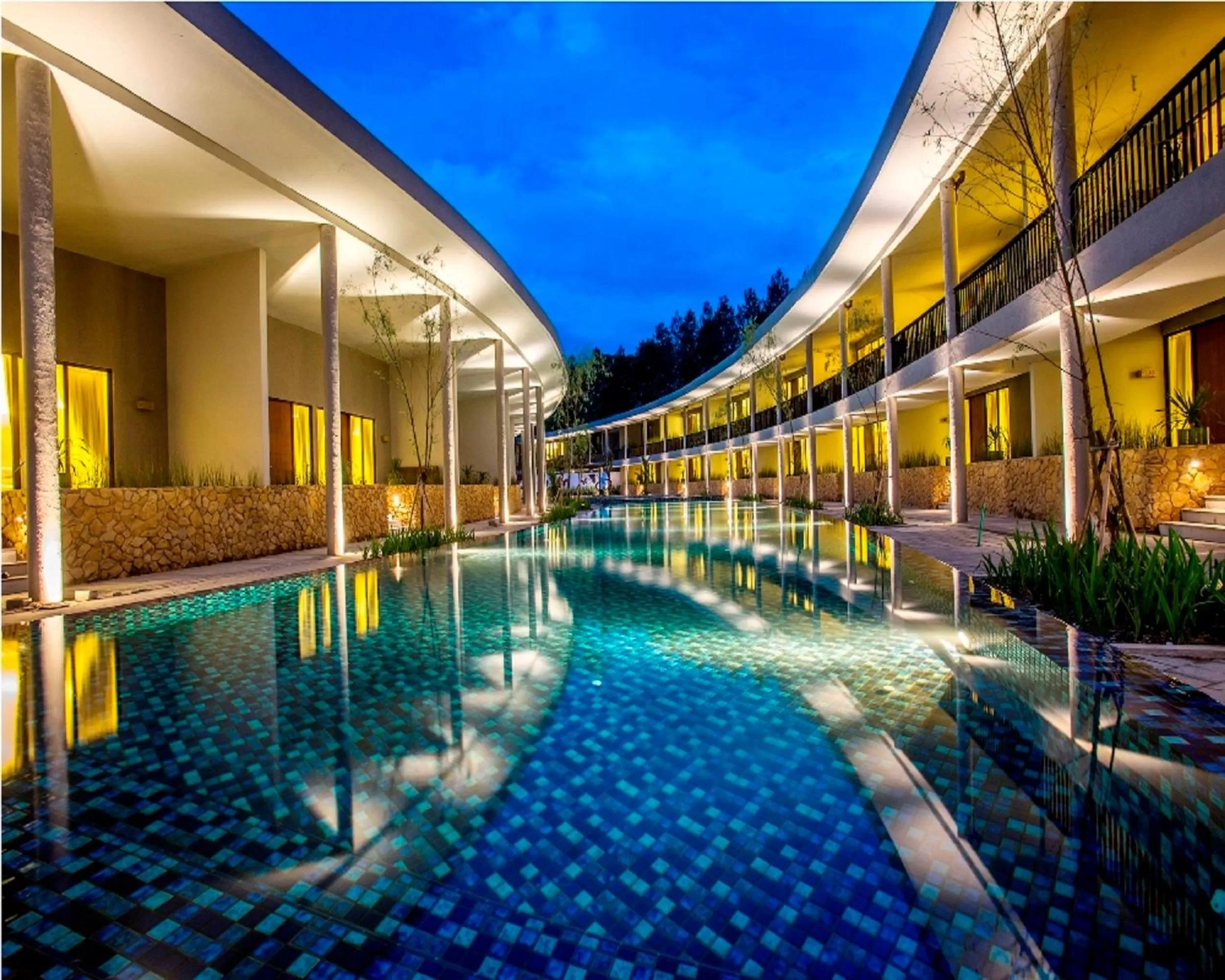 Swimming pool in Hotel Neo+ Green Savana Sentul City