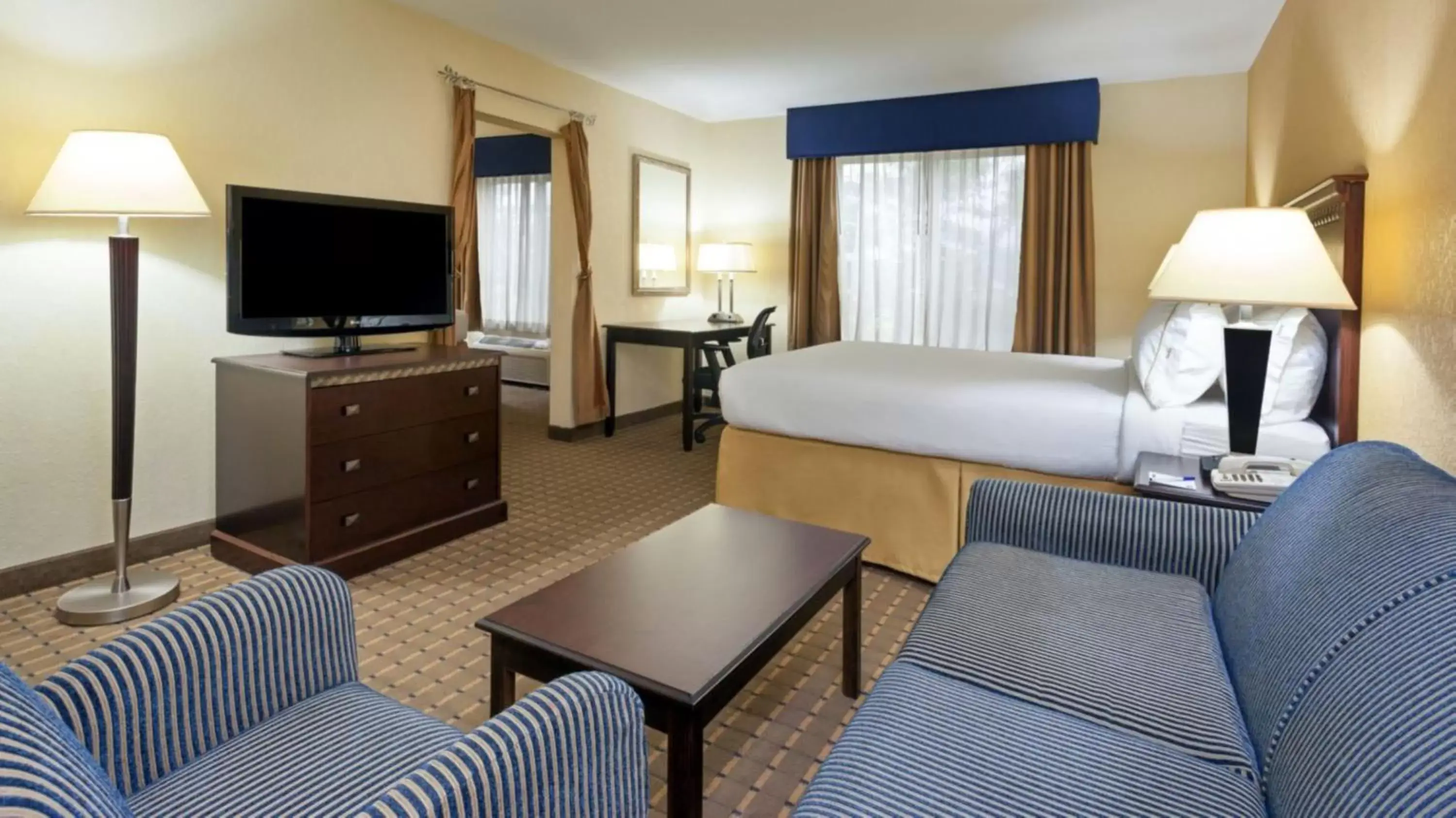 Photo of the whole room, TV/Entertainment Center in Holiday Inn Express & Suites - Smithfield/Selma, an IHG Hotel