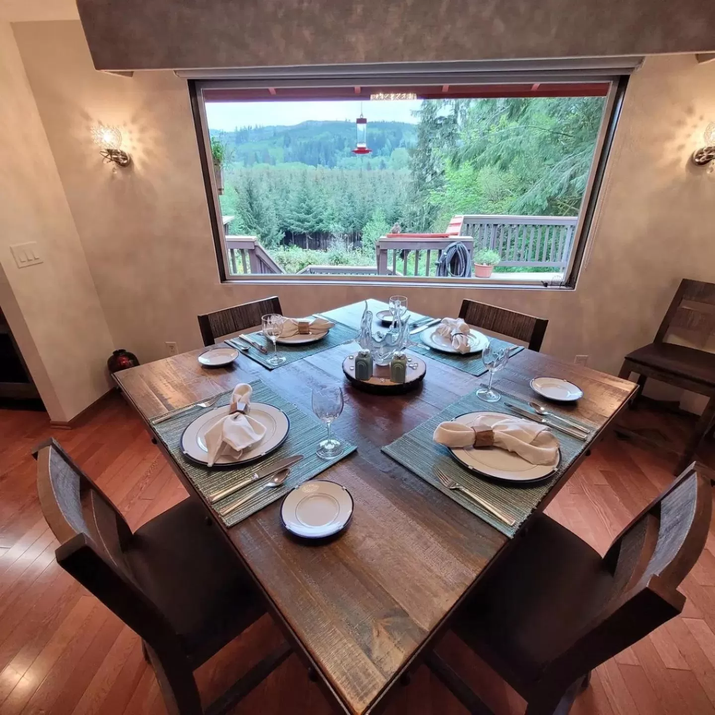 Dining area in Misty Valley Inn