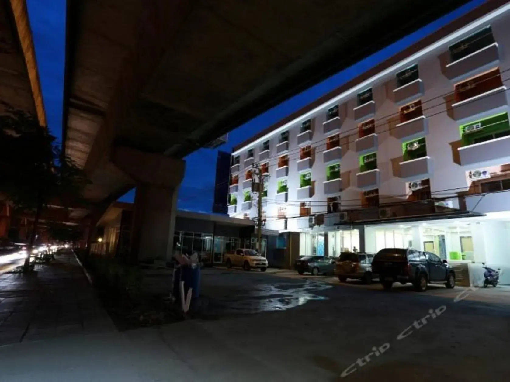 Facade/entrance in 2Bedtel Facade/entrance in 2Bedtel