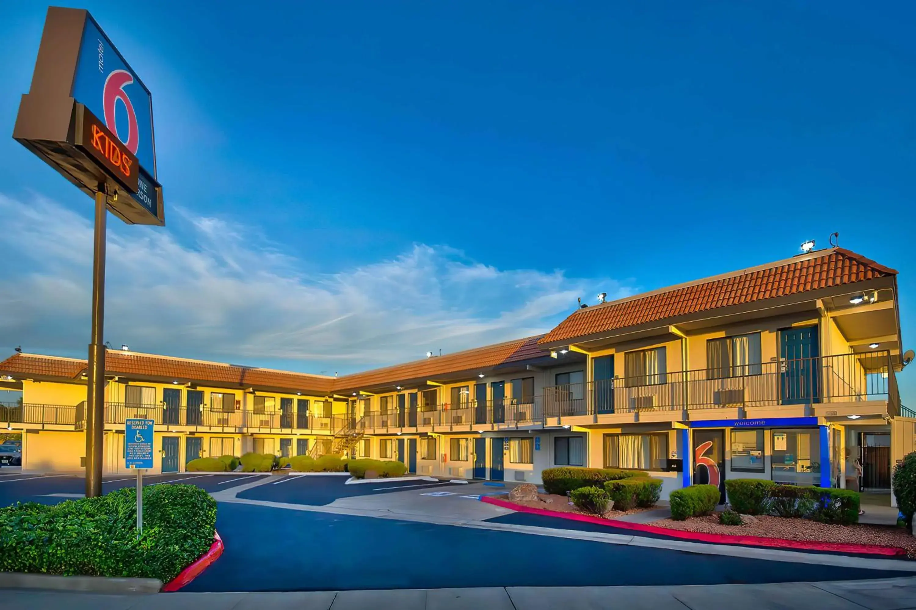 Property Building in Motel 6-Vallejo, CA - Six Flags West