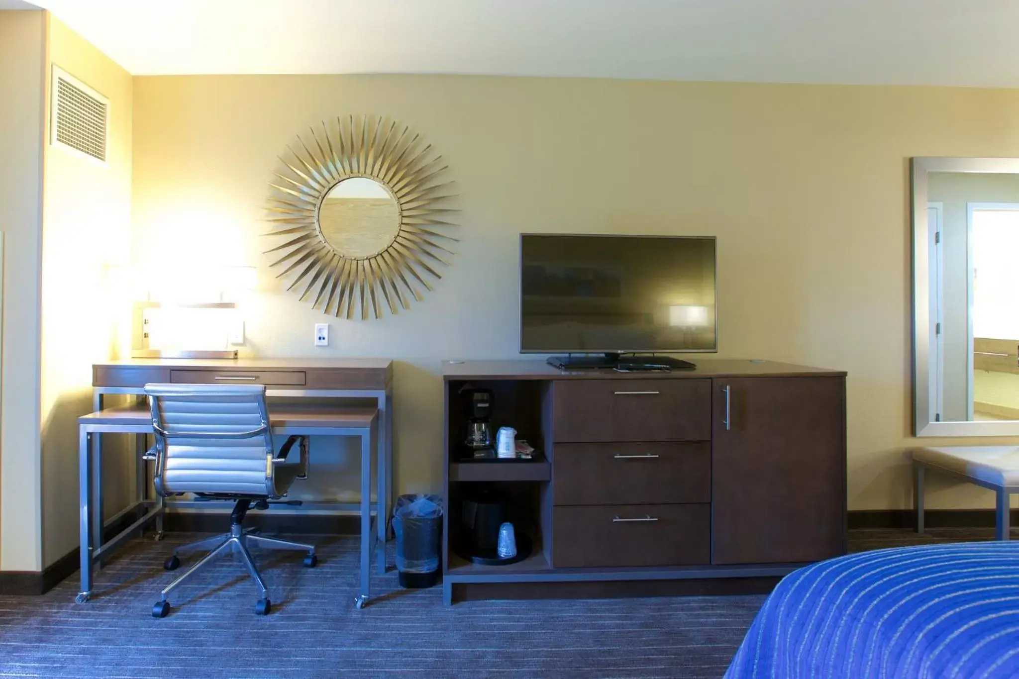 Photo of the whole room, TV/Entertainment Center in Holiday Inn Express Fargo SW I94 Medical Center, an IHG Hotel