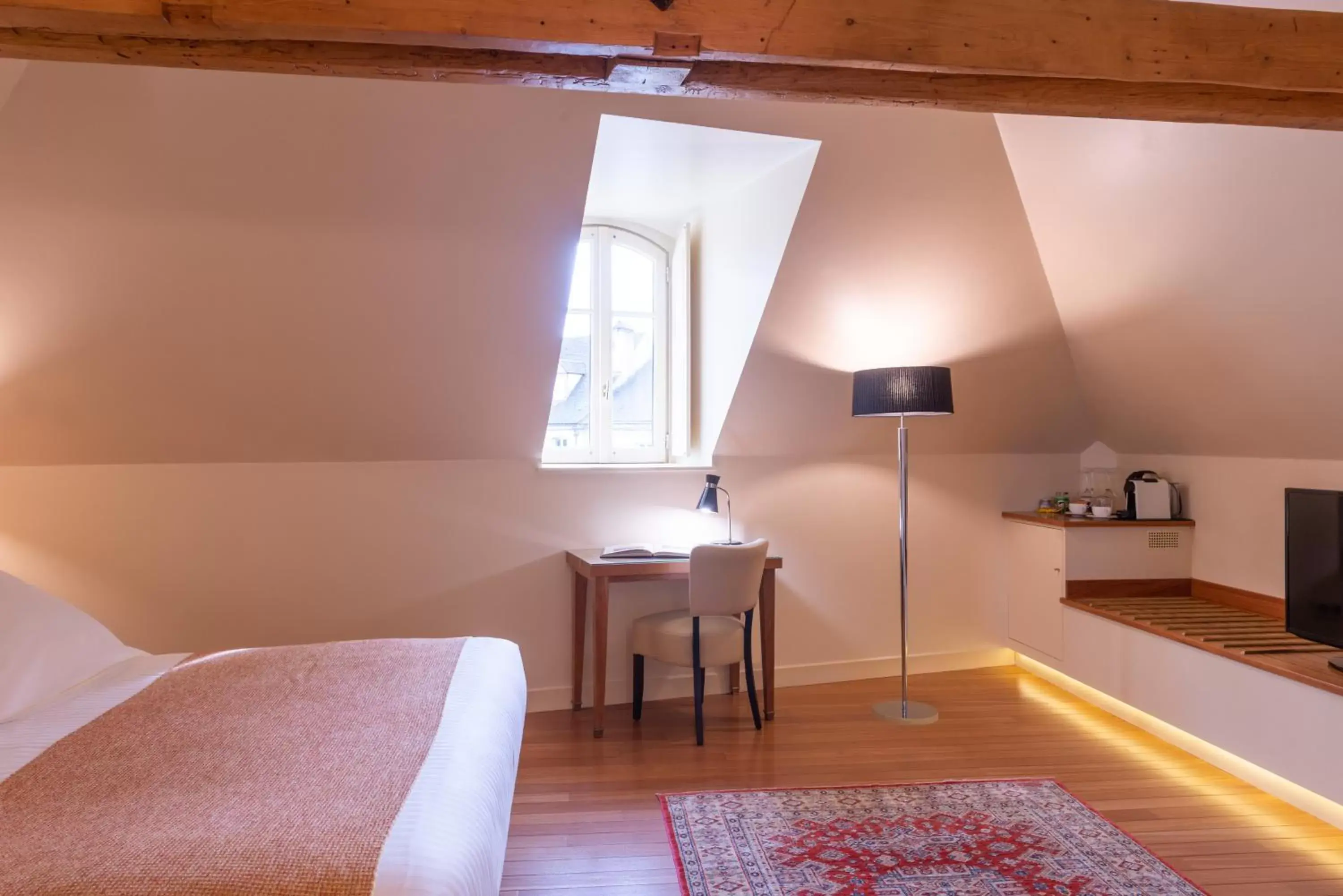 Bedroom, TV/Entertainment Center in L'Hôtel