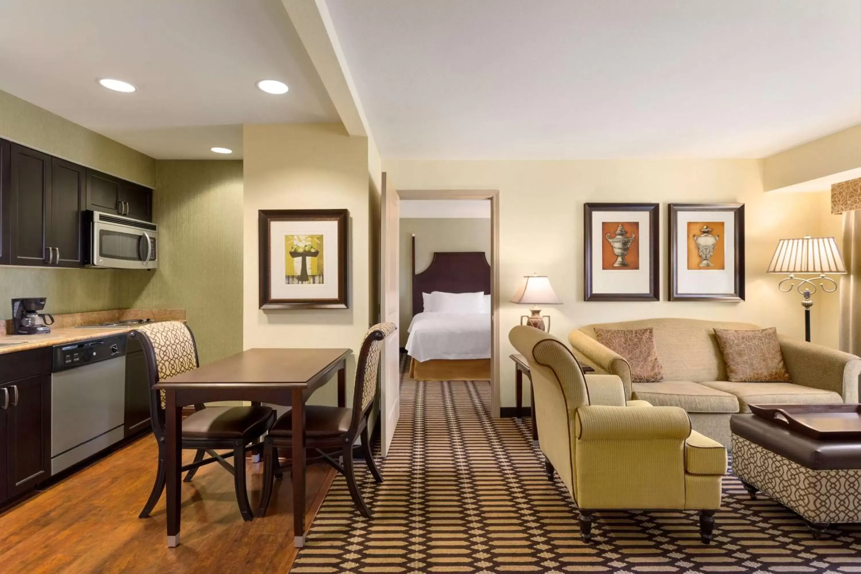 Kitchen or kitchenette, Seating Area in Homewood Suites Lafayette-Airport