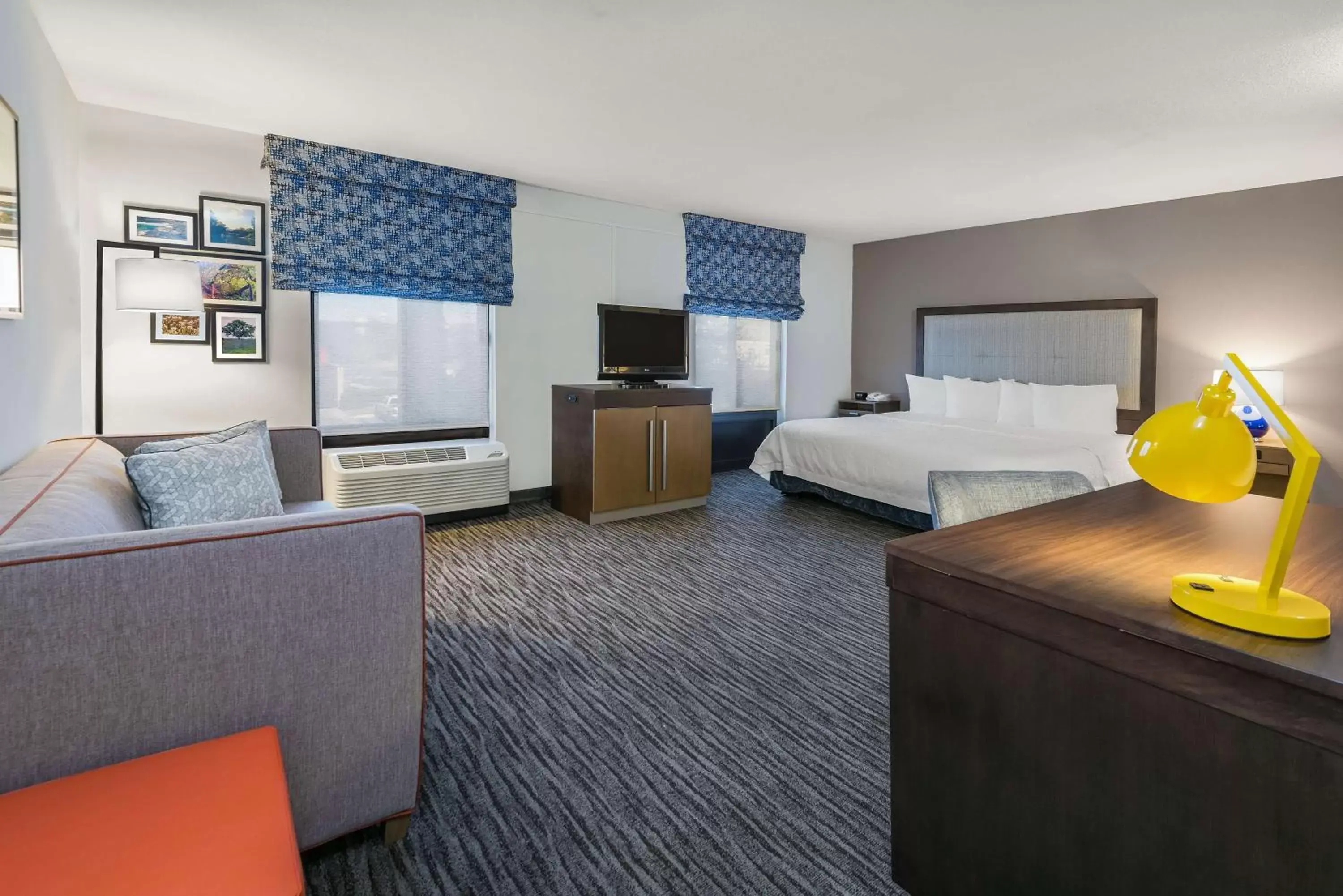 Bedroom, Seating Area in Hampton Inn & Suites San Marcos
