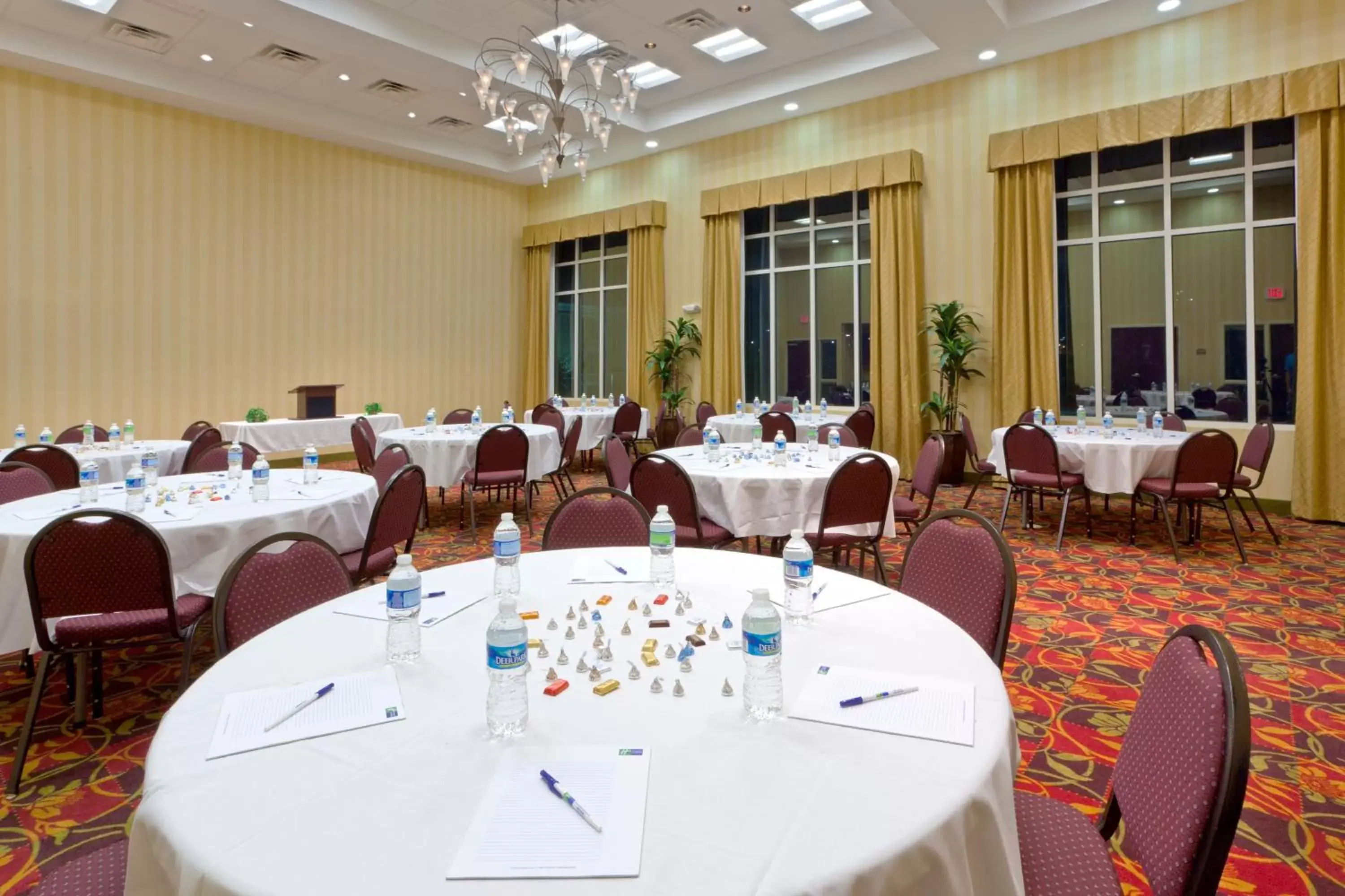 Meeting/conference room, Restaurant/Places to Eat in Holiday Inn Express Woodstock-Shenandoah Valley, an IHG Hotel